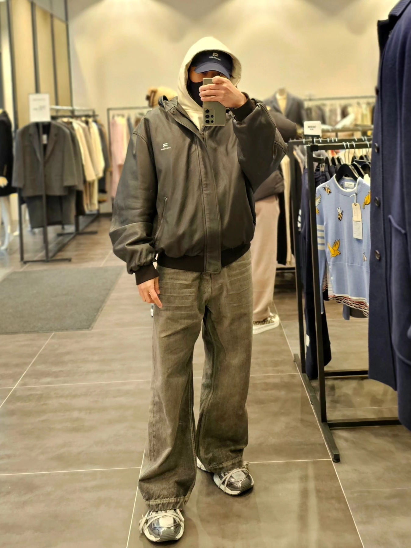 Balenciaga 3XL Mule Grey White Red, Balenciaga Sporty B Taxi Blouson Brown 착용 스타일 - 2