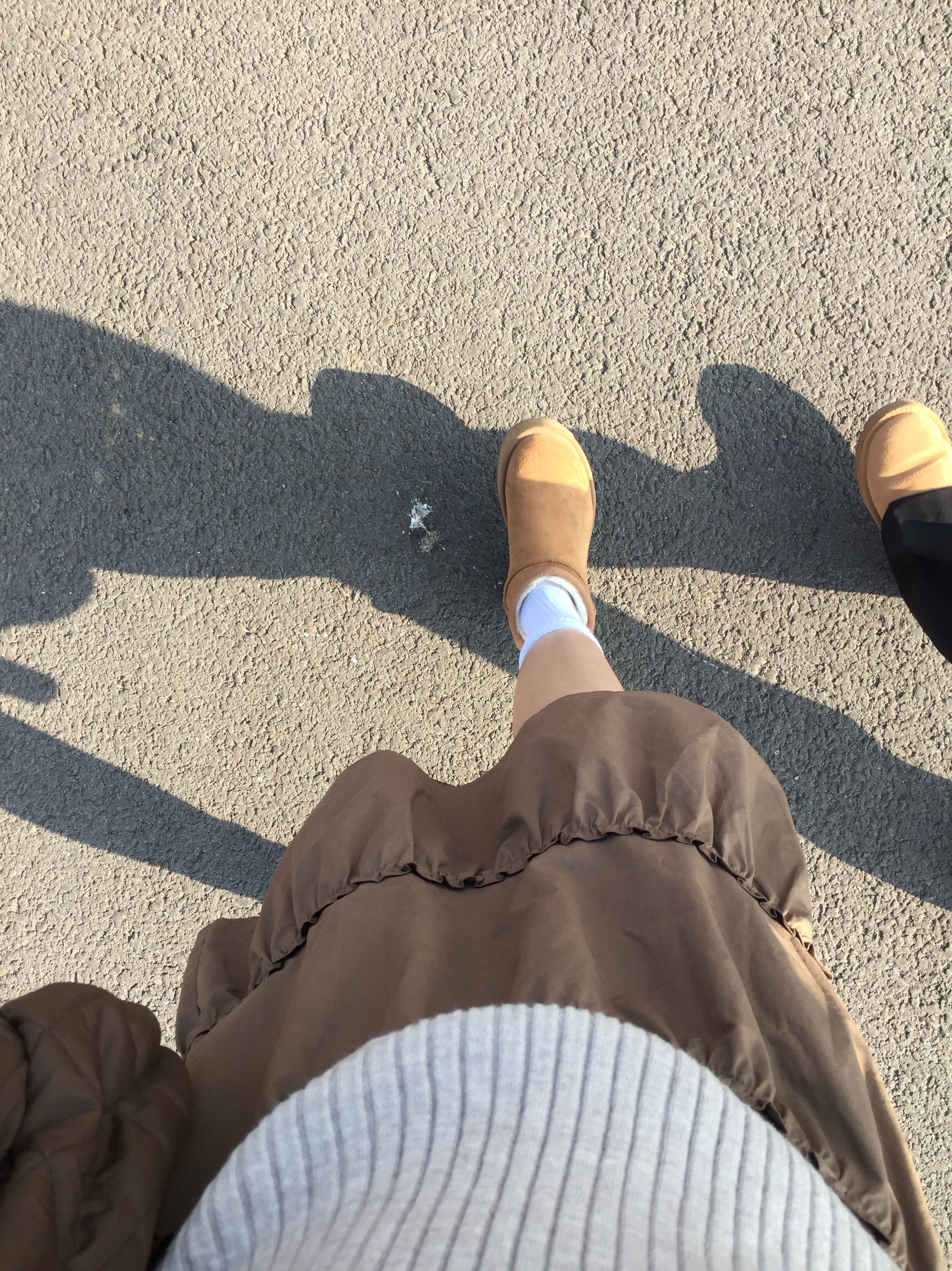 (W) UGG Classic Ultra Mini Platform Boots Chestnut, (W) The North Face White Label Novelty Nuptse Down Jacket Cocoa Brown 착용 스타일 - 6