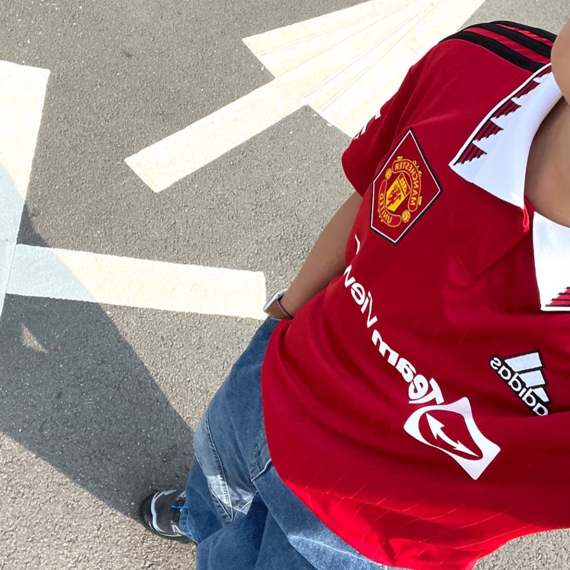 Adidas Manchester United 2022/23 Home Jersey Real Red - US Sizing (Non Marking Ver.) 착용 스타일