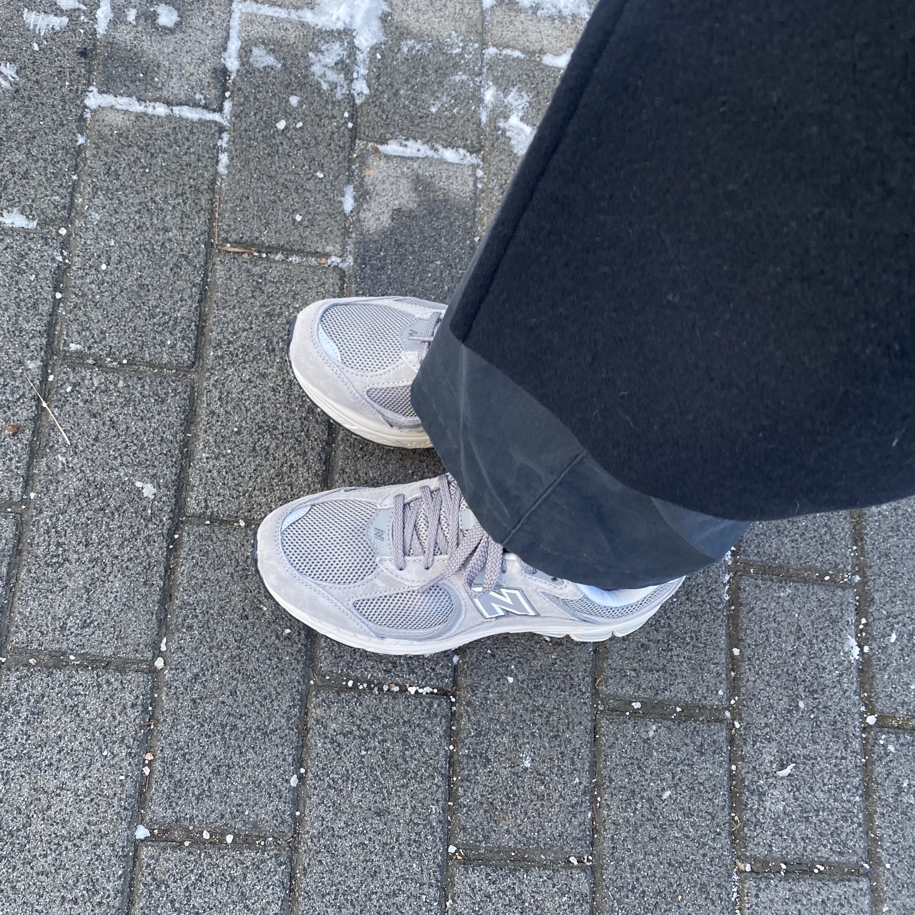 New Balance 2002R Grey 착용 스타일