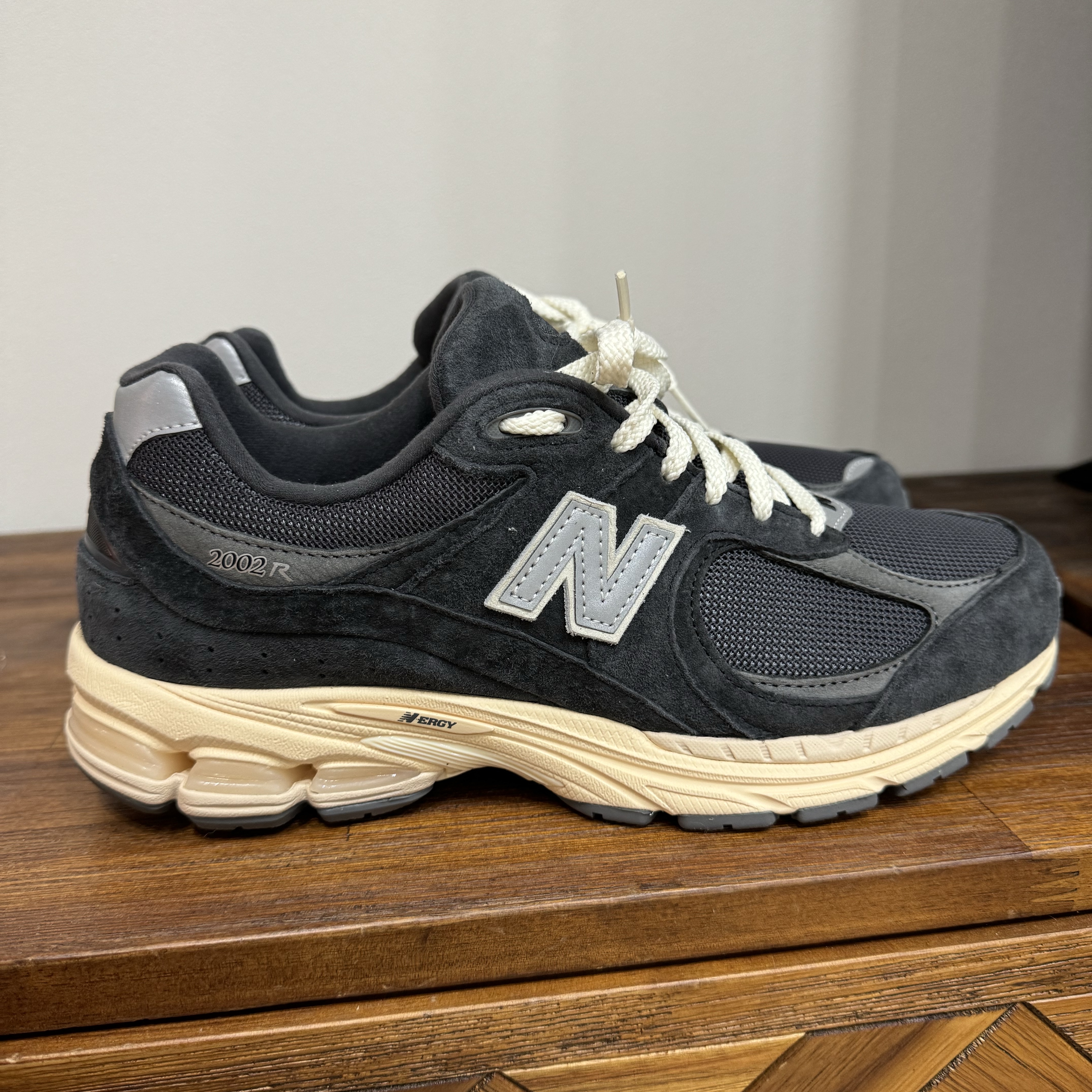 New Balance 2002R Special Vintage Black Grey 착용 스타일 - 1