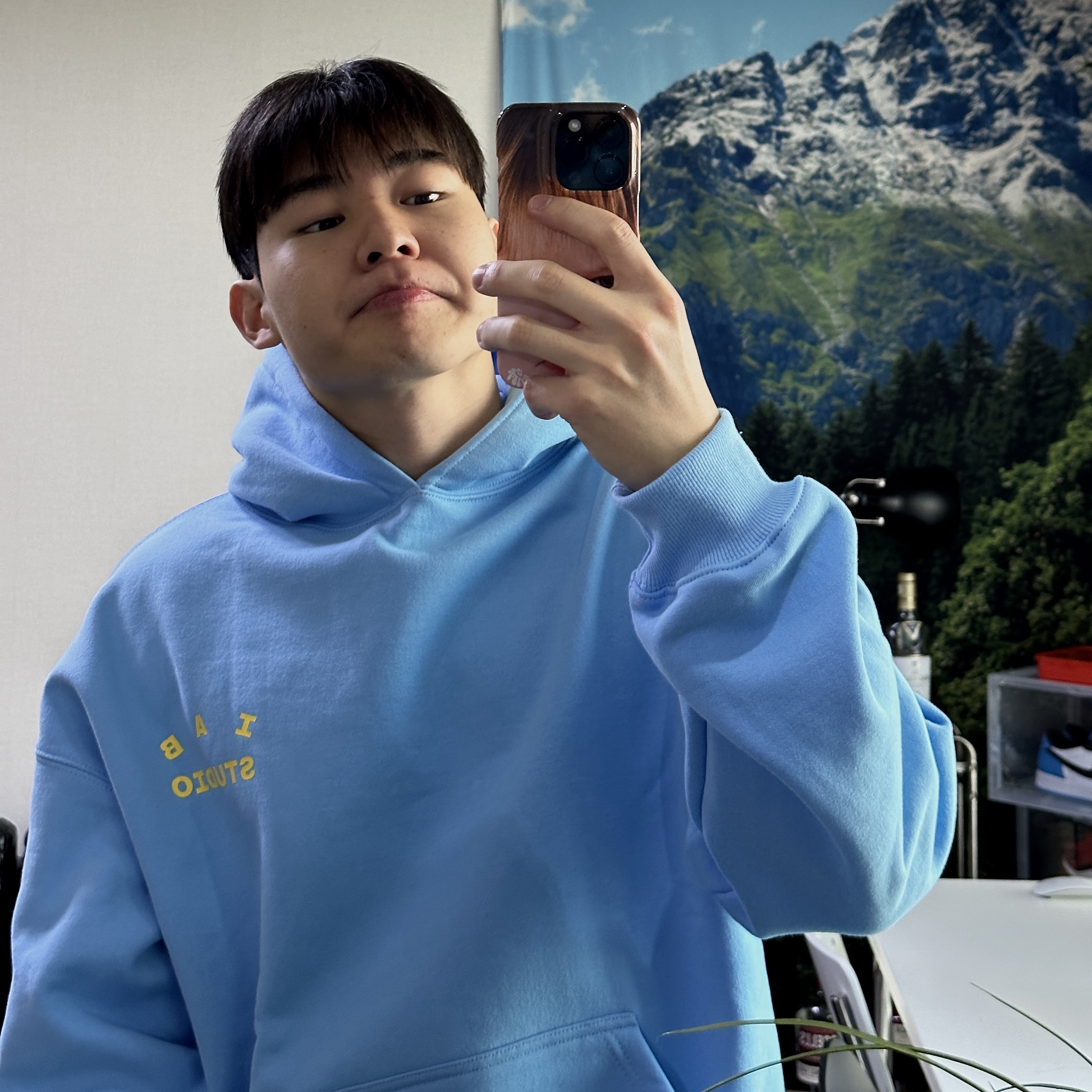 IAB Studio Hoodie Sky Blue Lemon 착용 스타일