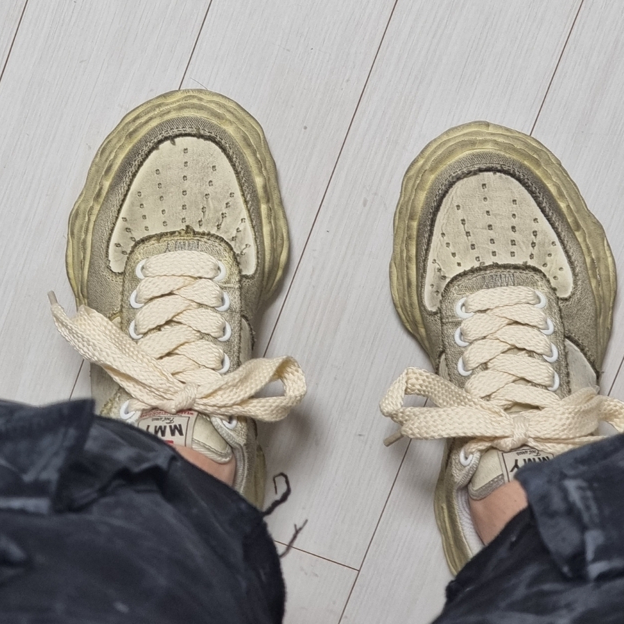 Maison Mihara Yasuhiro Wayne OG Sole Distressed Canvas Low-top Sneaker White 착용 스타일 - 1