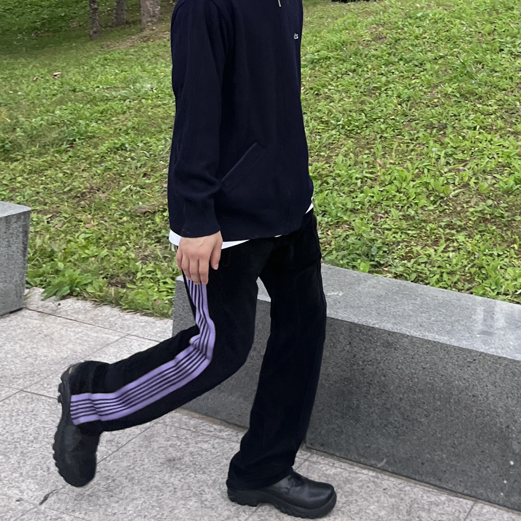 Needles Narrow Track Pants Velour Black 착용 스타일 - 1