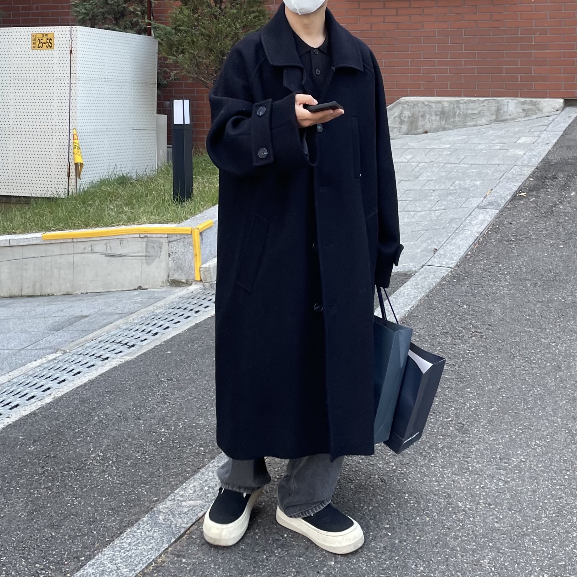 Undermycar Legion.02 Balmacaan Oversized Wool Coat Black 착용 스타일 - 3