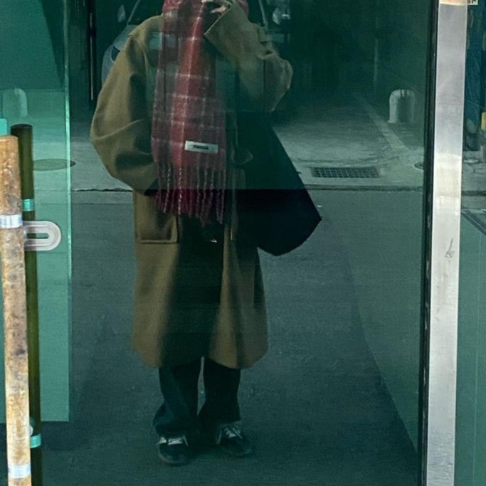 Jacquemus L’echarpe Carro Le Chouchou Jacquard Check Muffler Dark Red, Adidas x Wales Bonner Pony Tonal Samba Core Black Cream White 착용 스타일 - 2