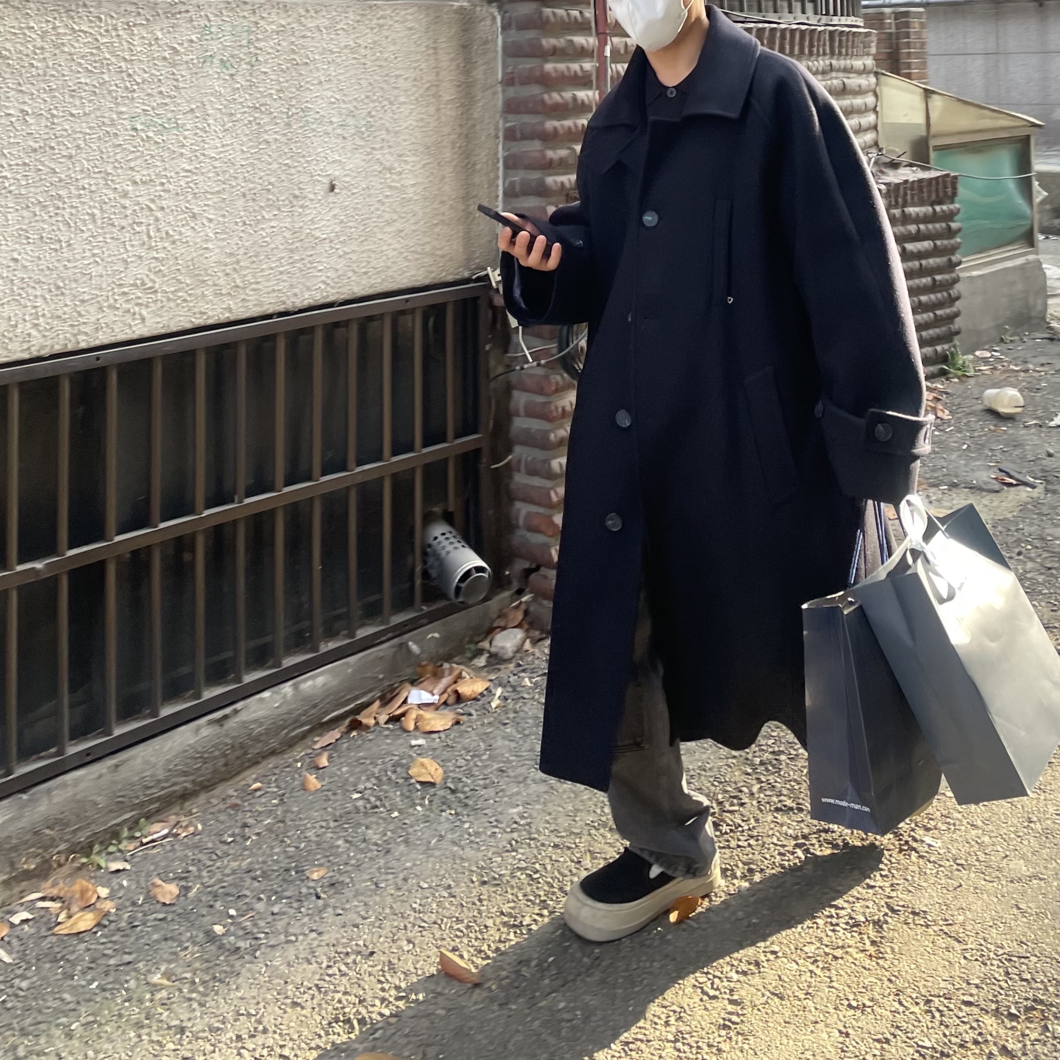 Undermycar Legion.02 Balmacaan Oversized Wool Coat Black 착용 스타일 - 2