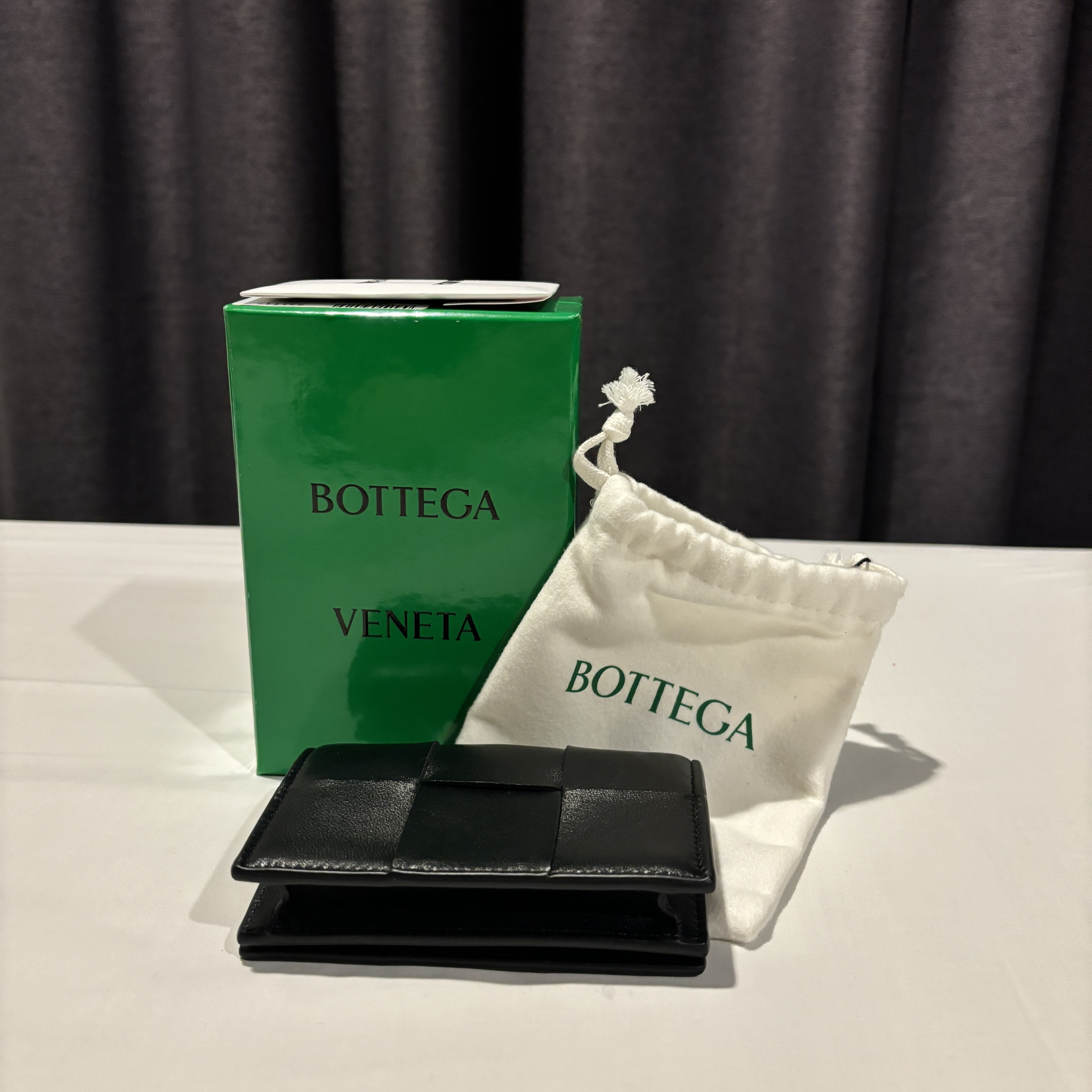 Bottega Veneta Business Card Case Black 착용 스타일 - 3