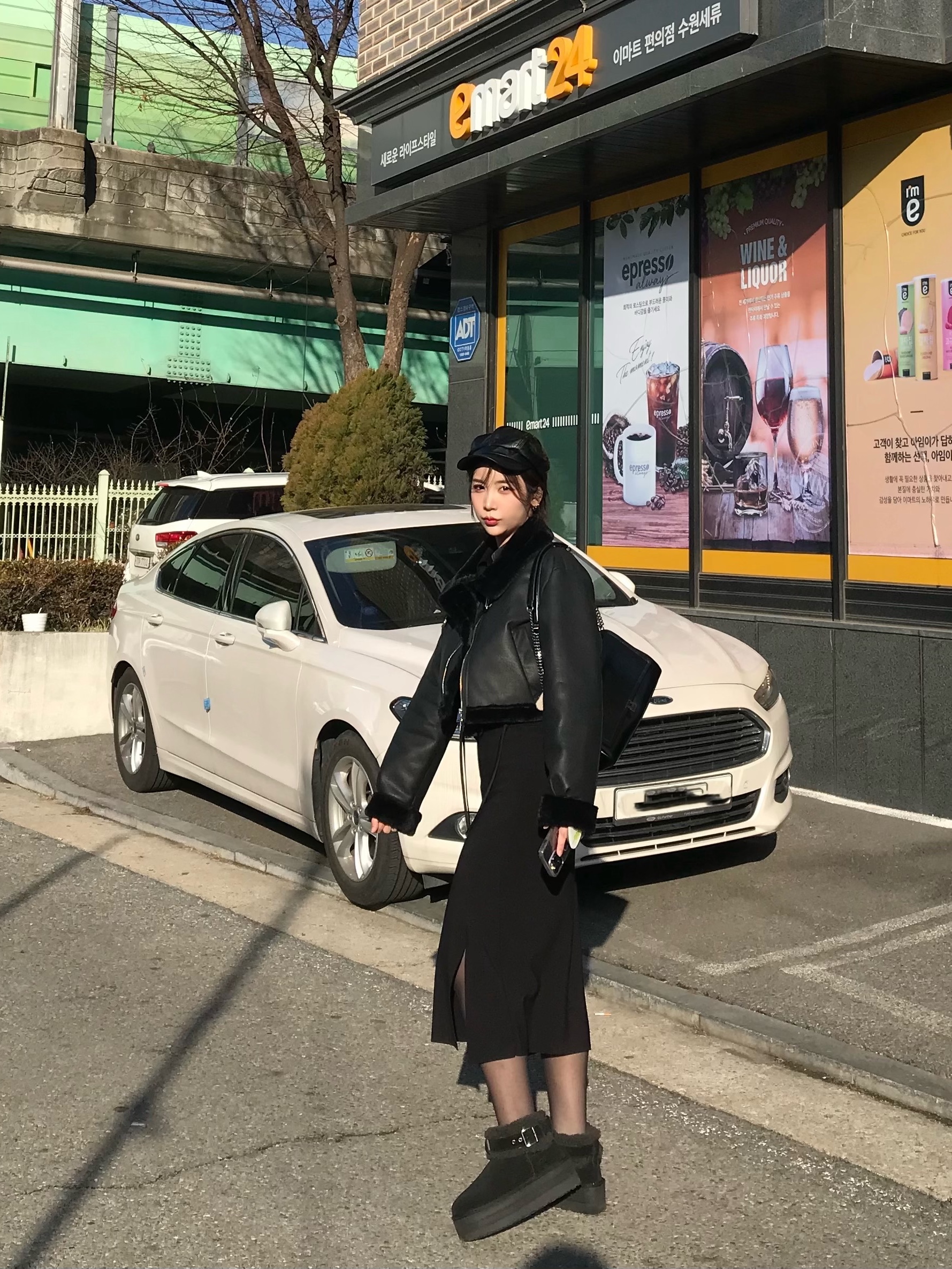 (W) UGG Ultra Mini Belted Roller Black 착용 스타일 - 1