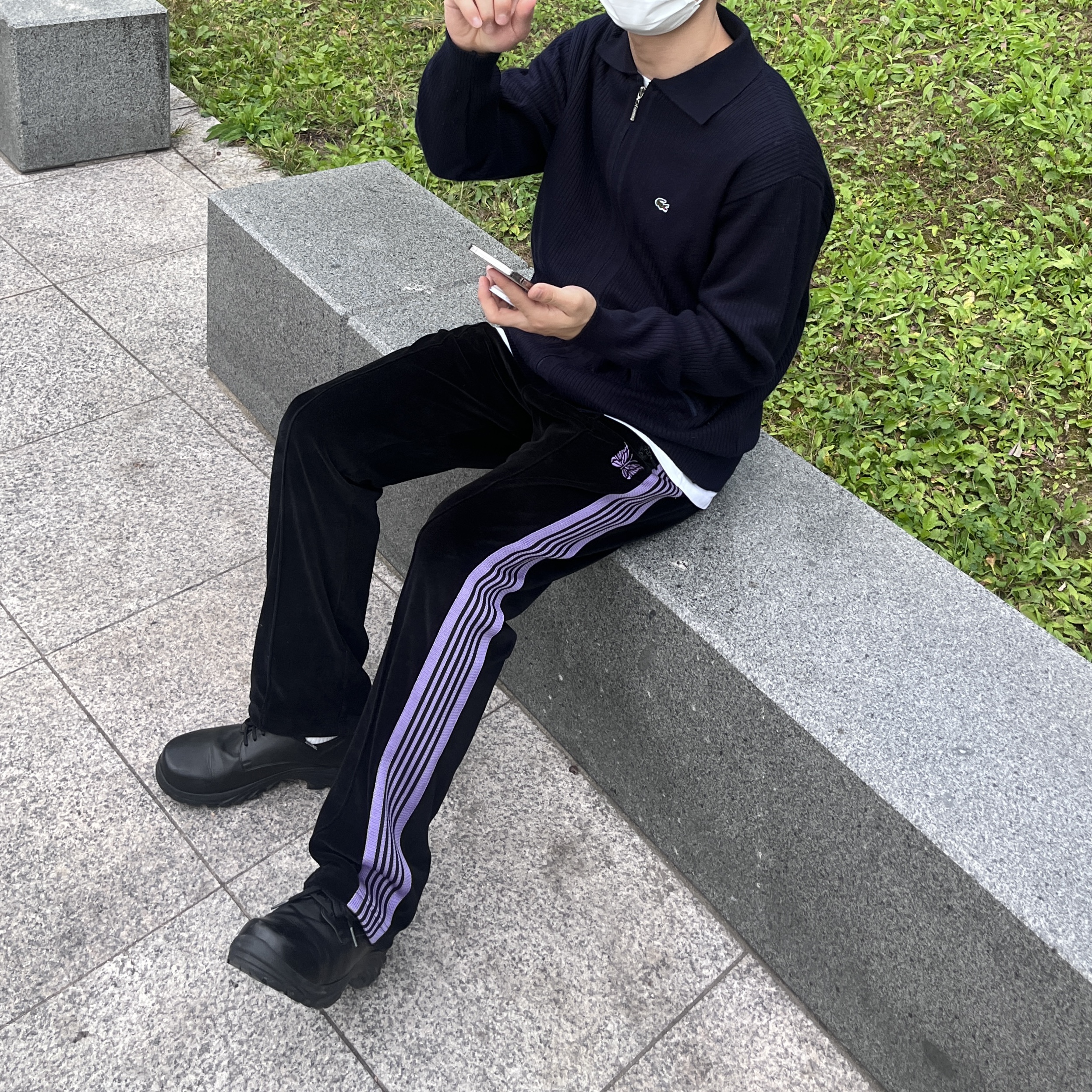 Needles Narrow Track Pants Velour Black 착용 스타일 - 2