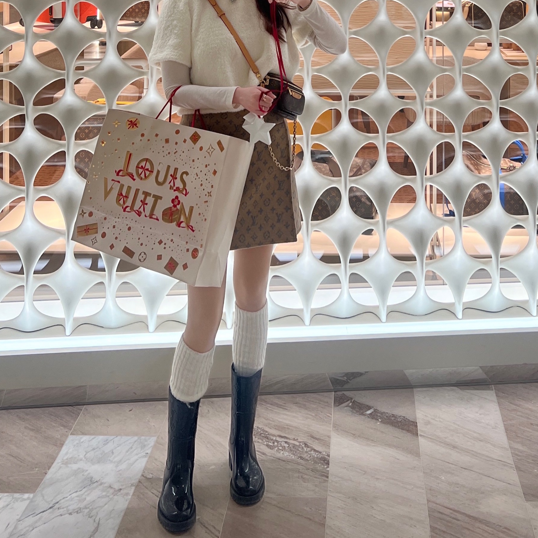 Louis Vuitton Mini Bumbag Monogram 착용 스타일 - 1
