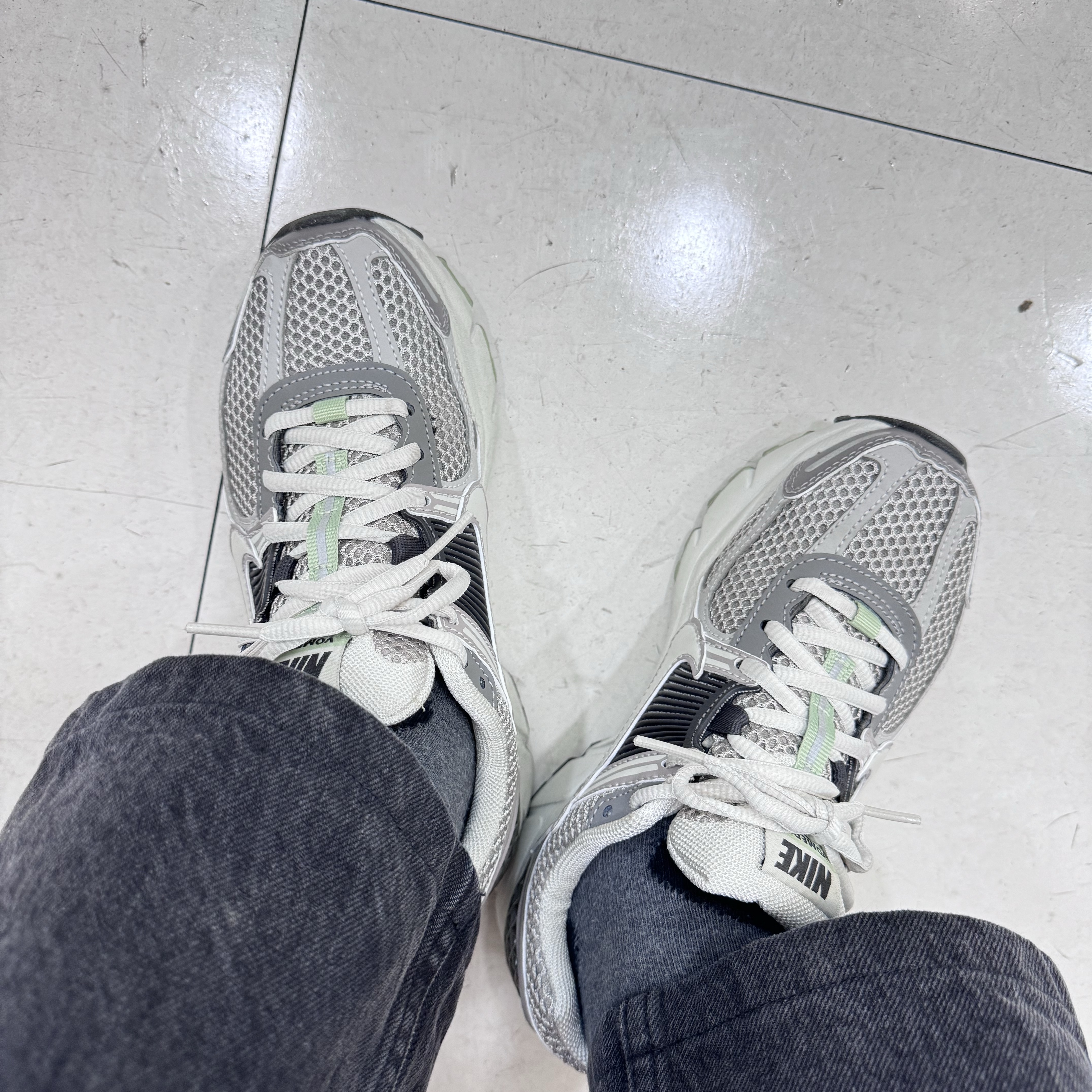 (W) Nike Zoom Vomero 5 Cobblestone and Flat Pewter 착용 스타일