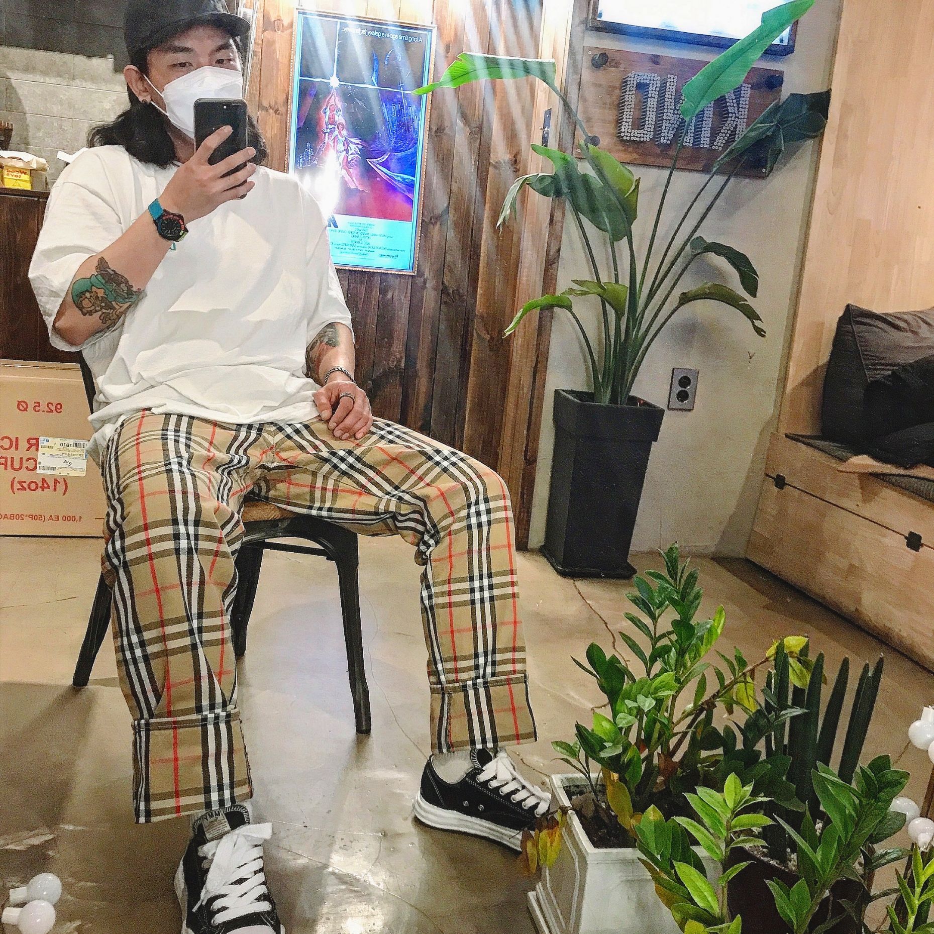 Supreme x Burberry Regular Jean Beige - 22SS, Maison Mihara Yasuhiro Peterson OG Sole Canvas Low Sneakers Black 착용 스타일 - 1