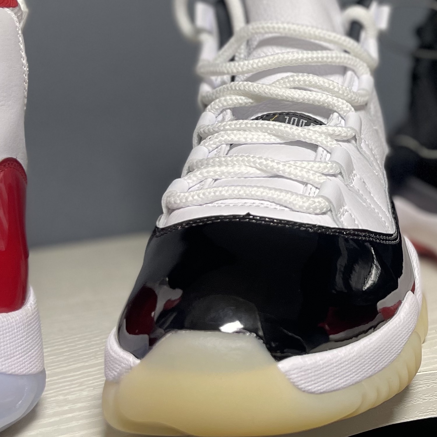 Jordan 11 Retro Gratitude, Jordan 11 Retro Varsity Red 착용 스타일 - 3