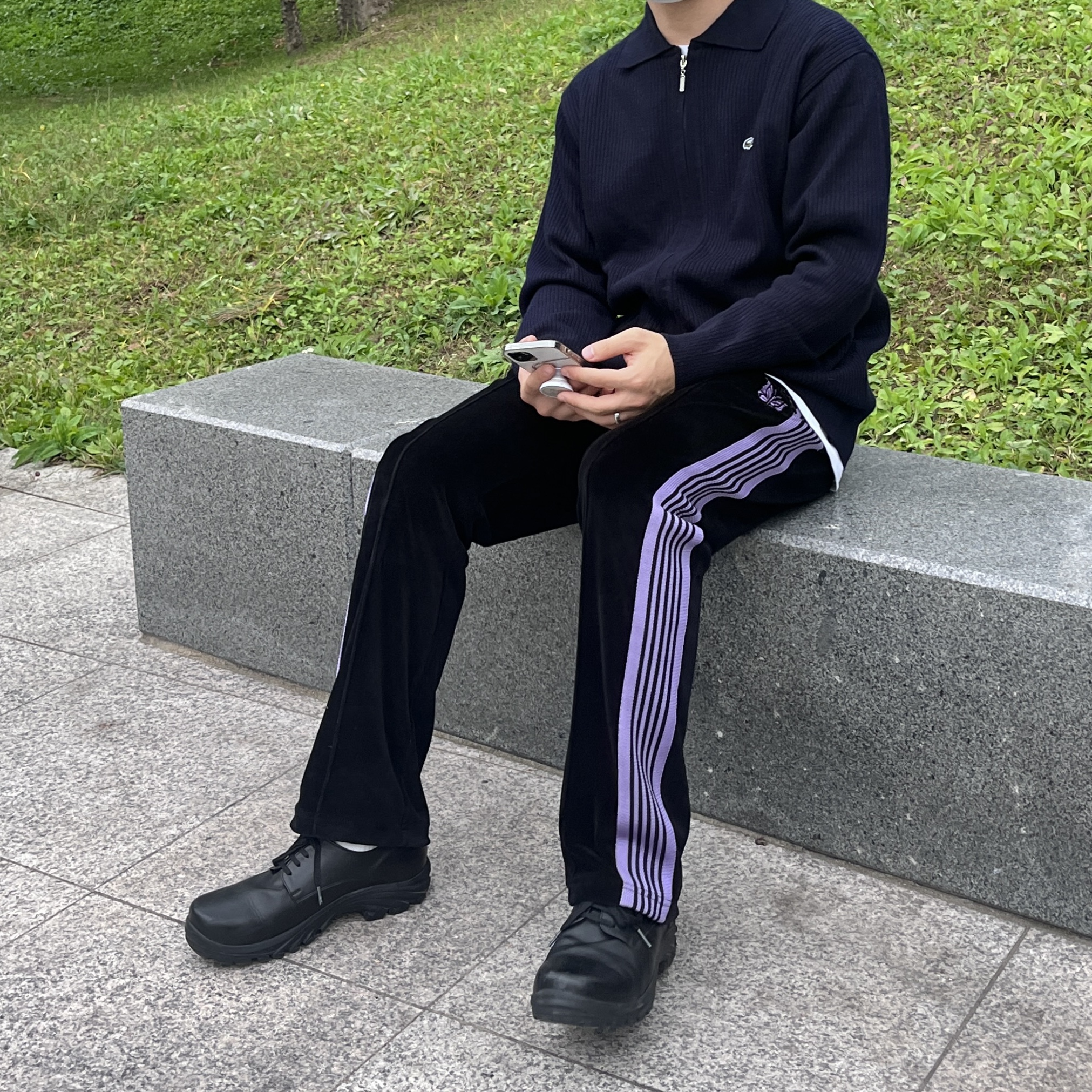 Needles Narrow Track Pants Velour Black 착용 스타일 - 3