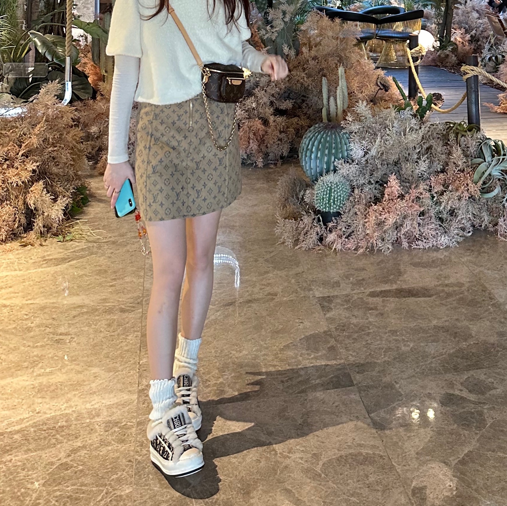 Louis Vuitton Mini Bumbag Monogram 착용 스타일 - 2