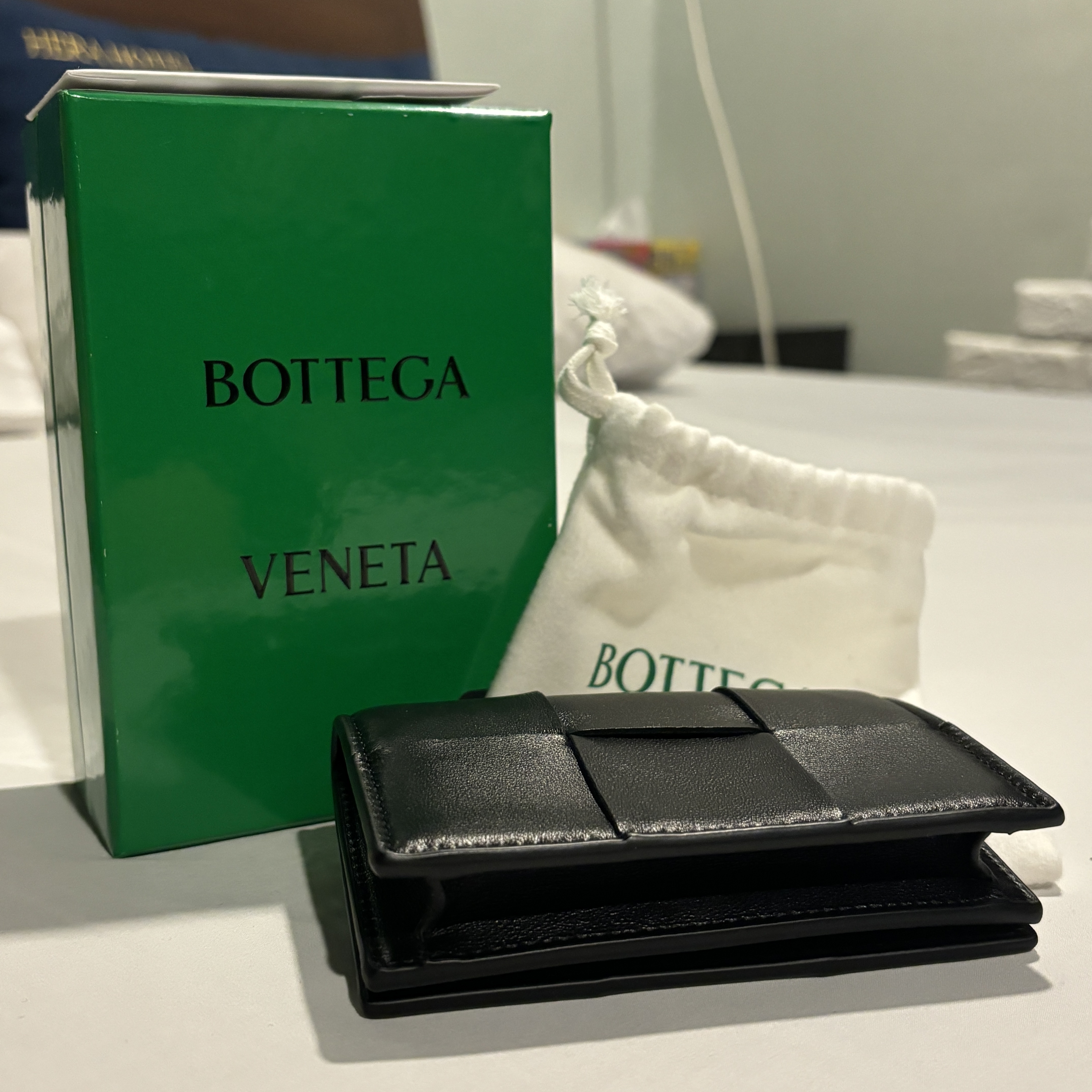 Bottega Veneta Business Card Case Black 착용 스타일 - 2