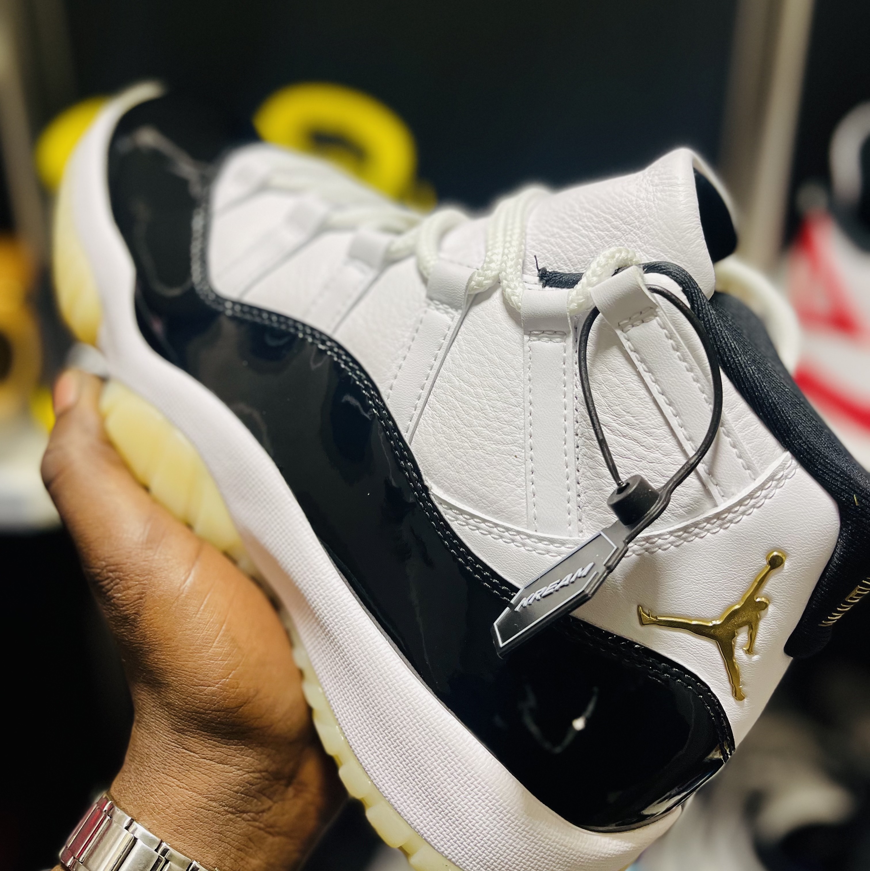 Jordan 11 Retro Gratitude, Jordan 11 Retro Varsity Red 착용 스타일 - 1