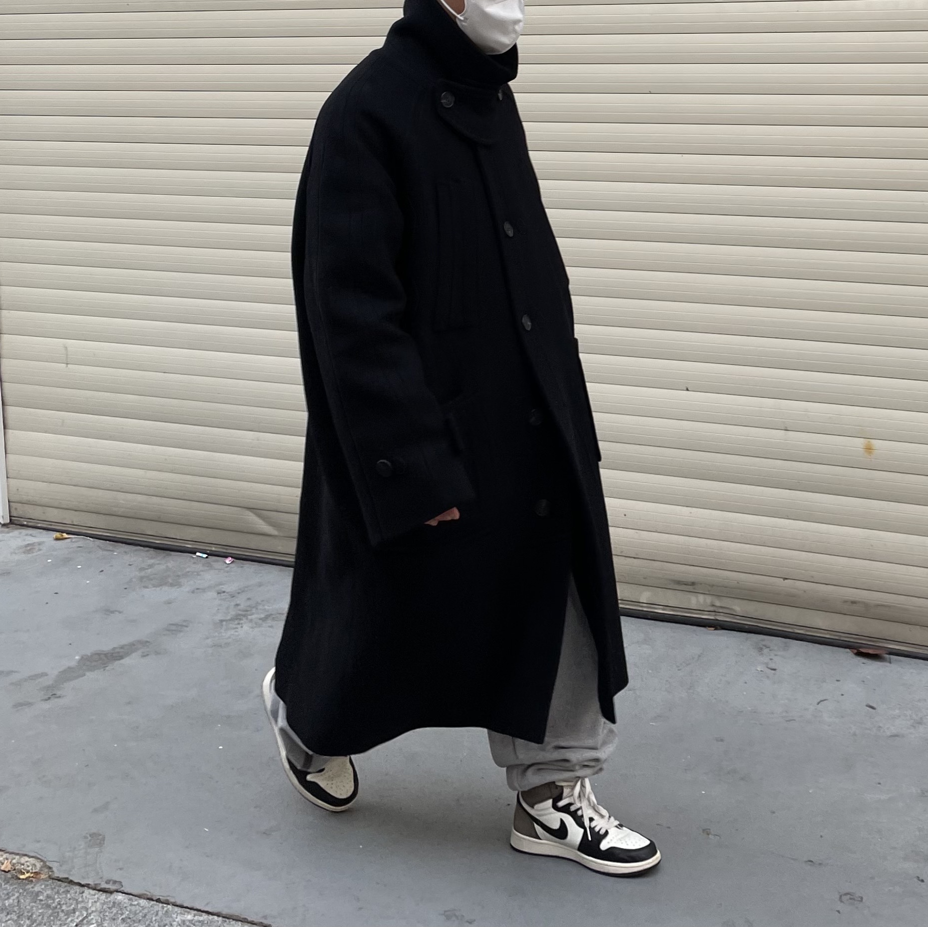 Undermycar Legion.02 Balmacaan Oversized Wool Coat Black, Jordan 1 Retro High OG Black Mocha 착용 스타일 - 1