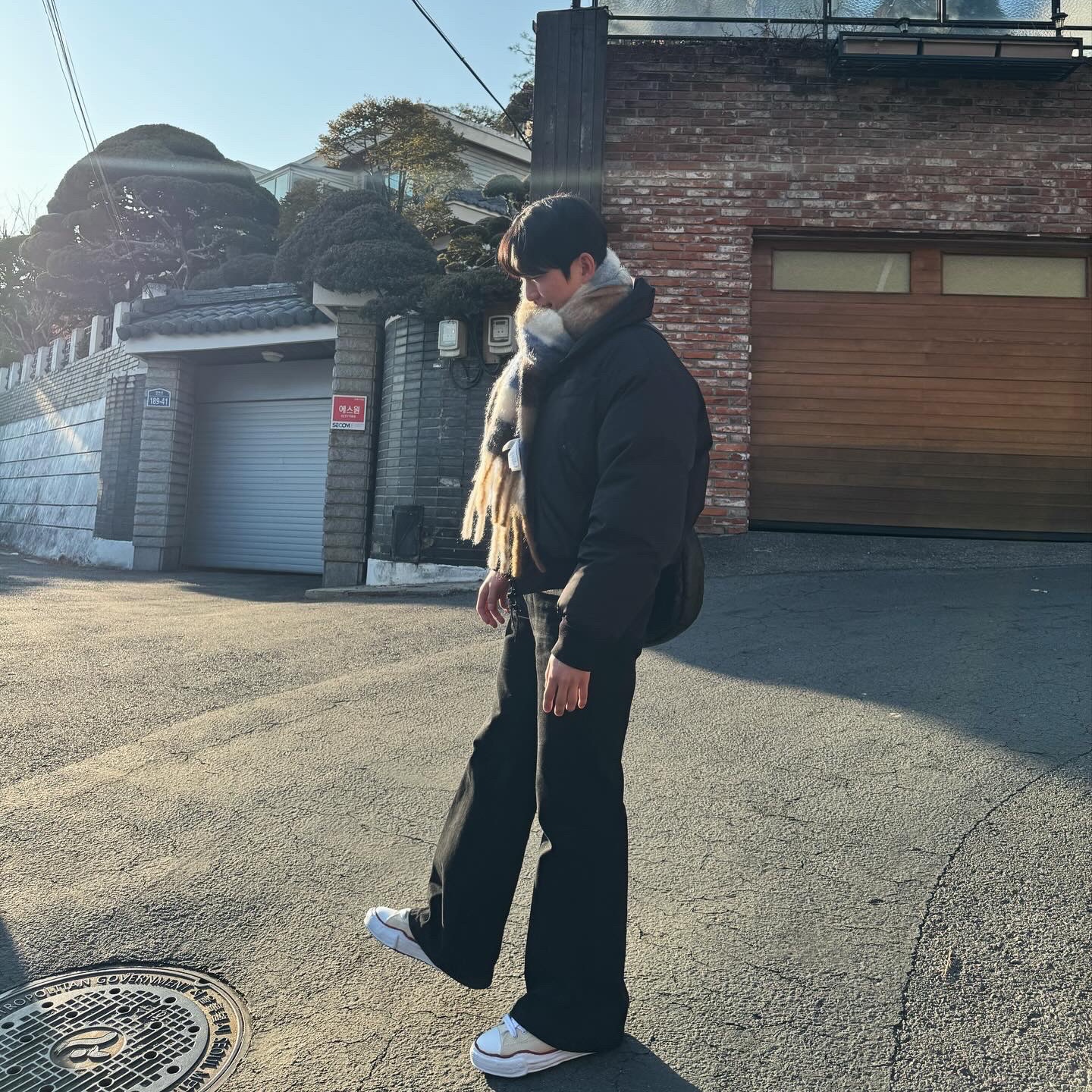 Maison Mihara Yasuhiro Peterson OG Sole Canvas Low-top Sneakers Natural, COS Oversized Mohair Blend Muffler Blue Brown Checked 착용 스타일 - 2