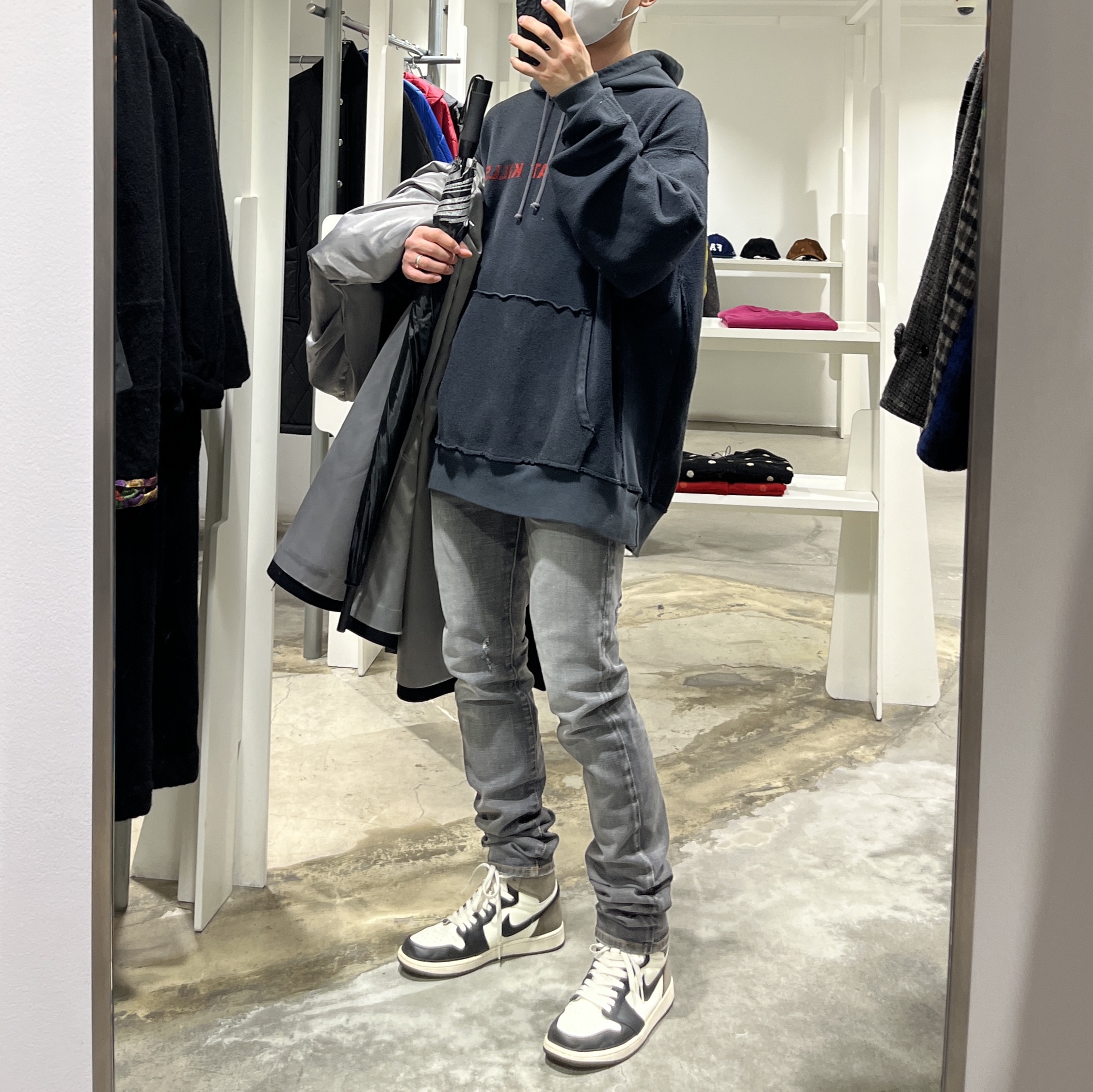 조던 1 레트로 하이 OG 블랙 모카, 언더마이카 리전.03 슬림핏 블루 스티치 워시드 진 워시드 그레이 착용 스타일 - 3