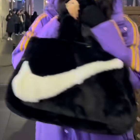 Nike NSW Faux Fur Tote Bag Black 착용 스타일