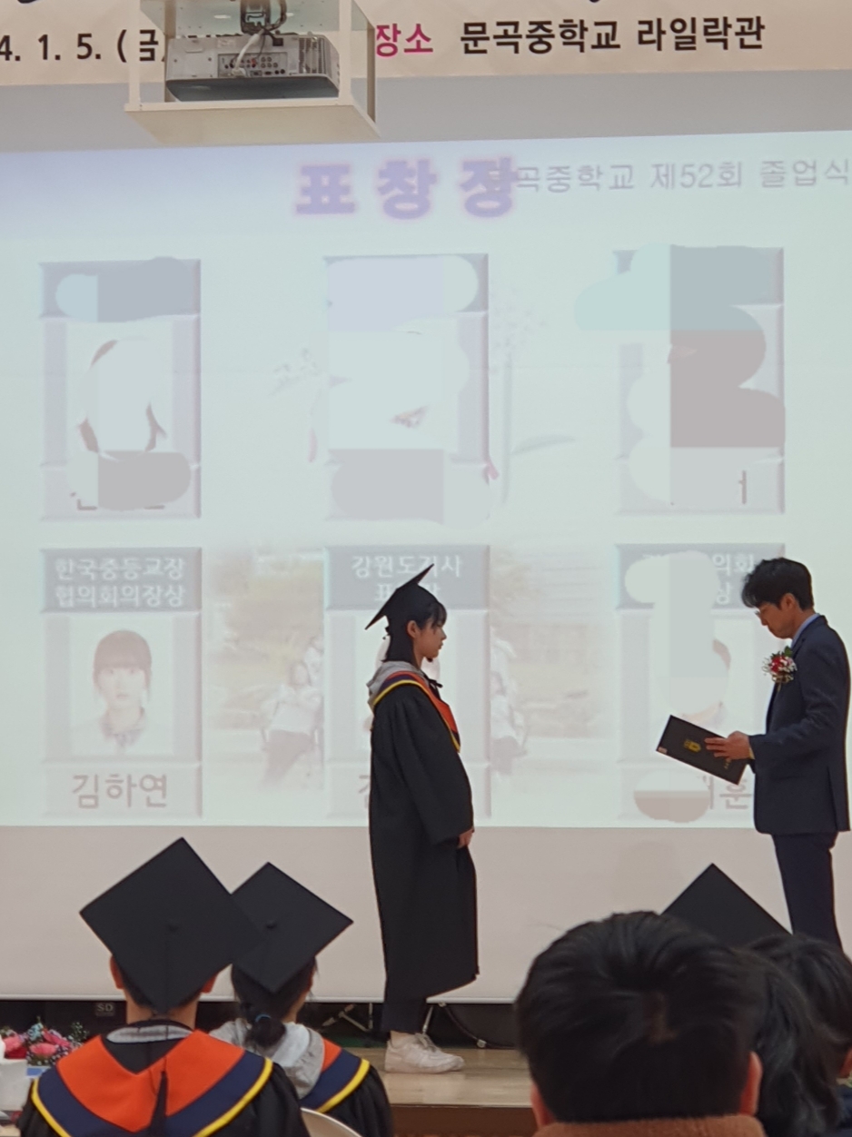 (W) 나이키 에어포스 1 '07 로우 화이트, (W) 어그 타스만 슬리퍼 체스트넛 착용 스타일 - 2