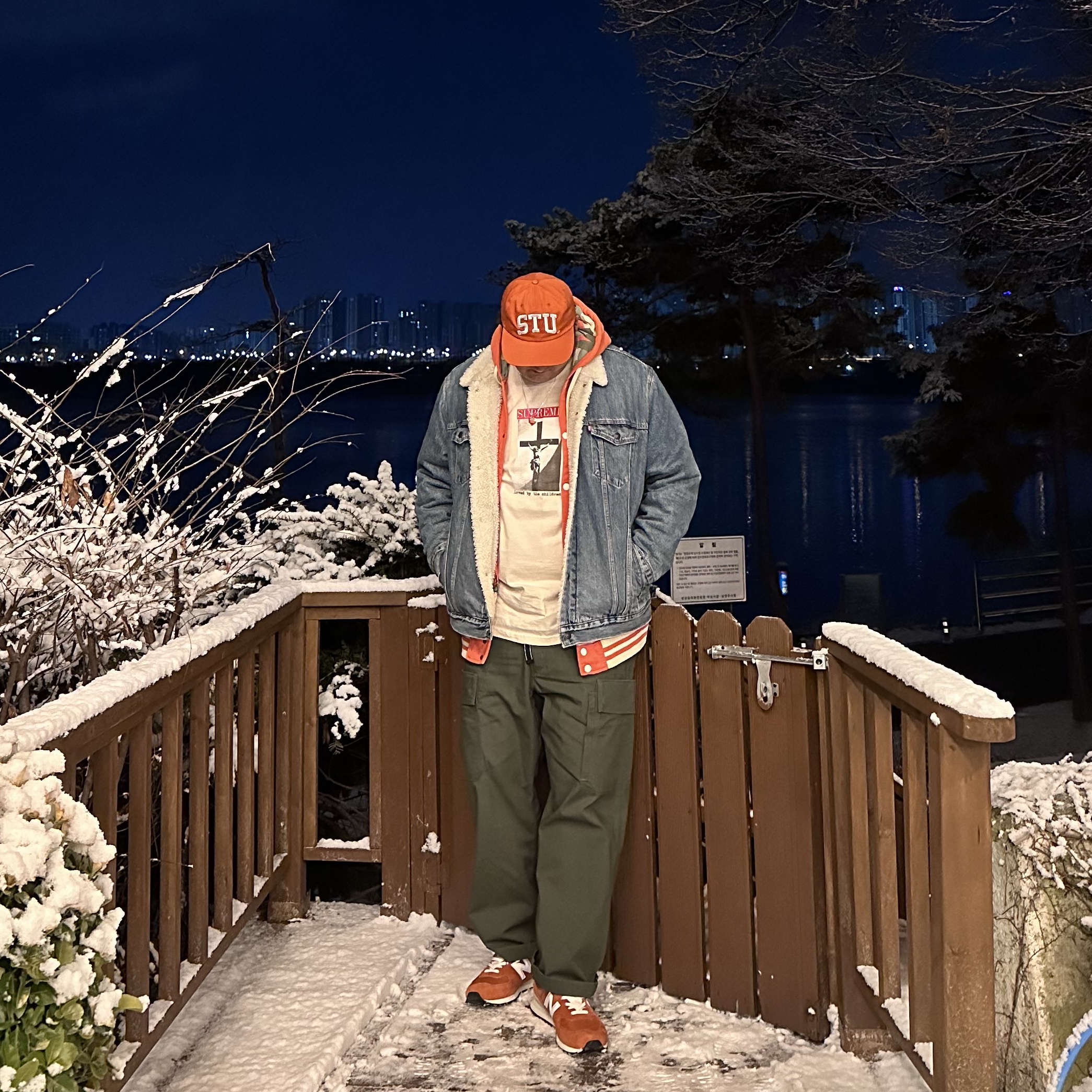 Stussy Stu Arch Strapback Cap Dark Orange, New Balance 574 Heritage Orange Burst White 착용 스타일 - 2
