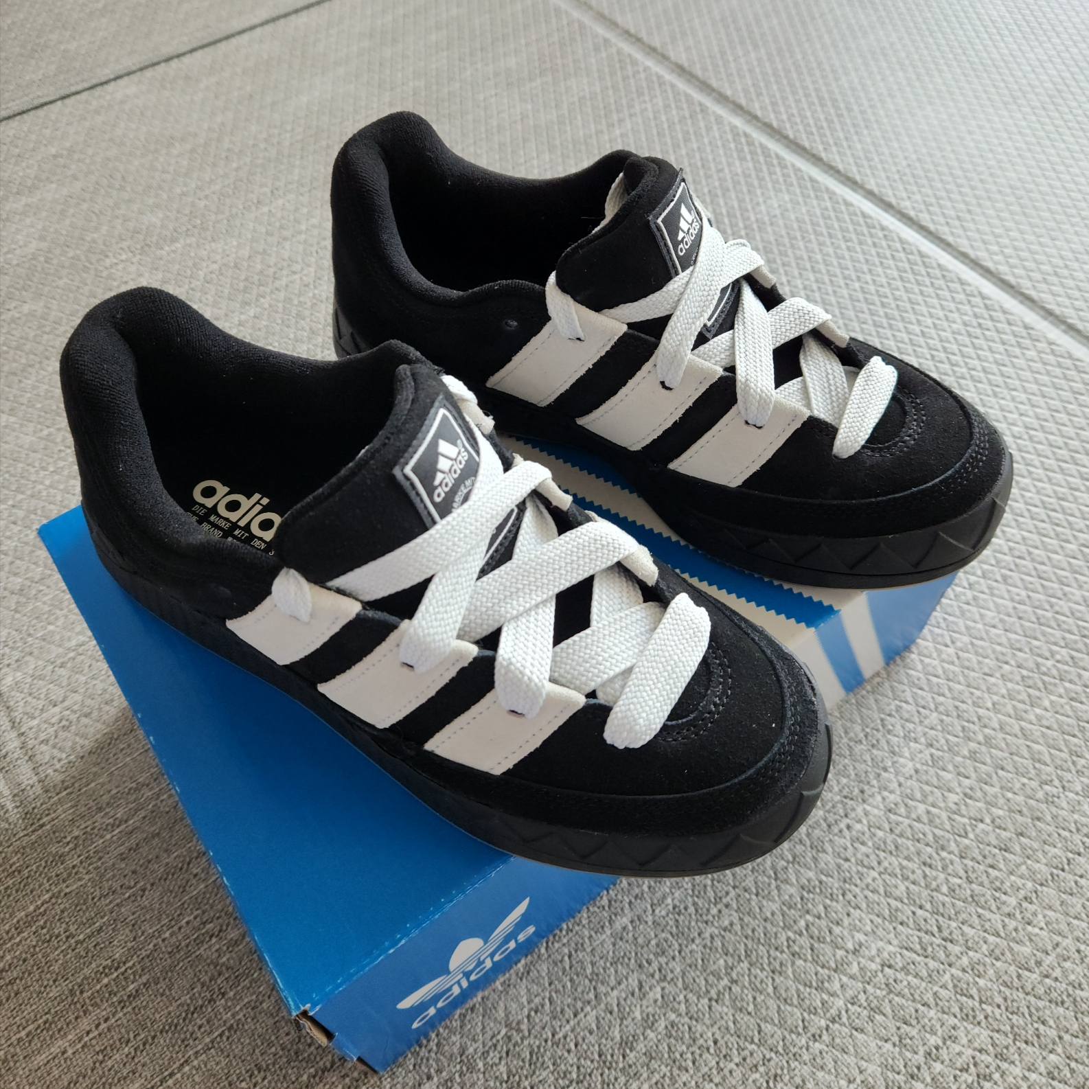Adidas Adimatic Core Black Crystal White 착용 스타일