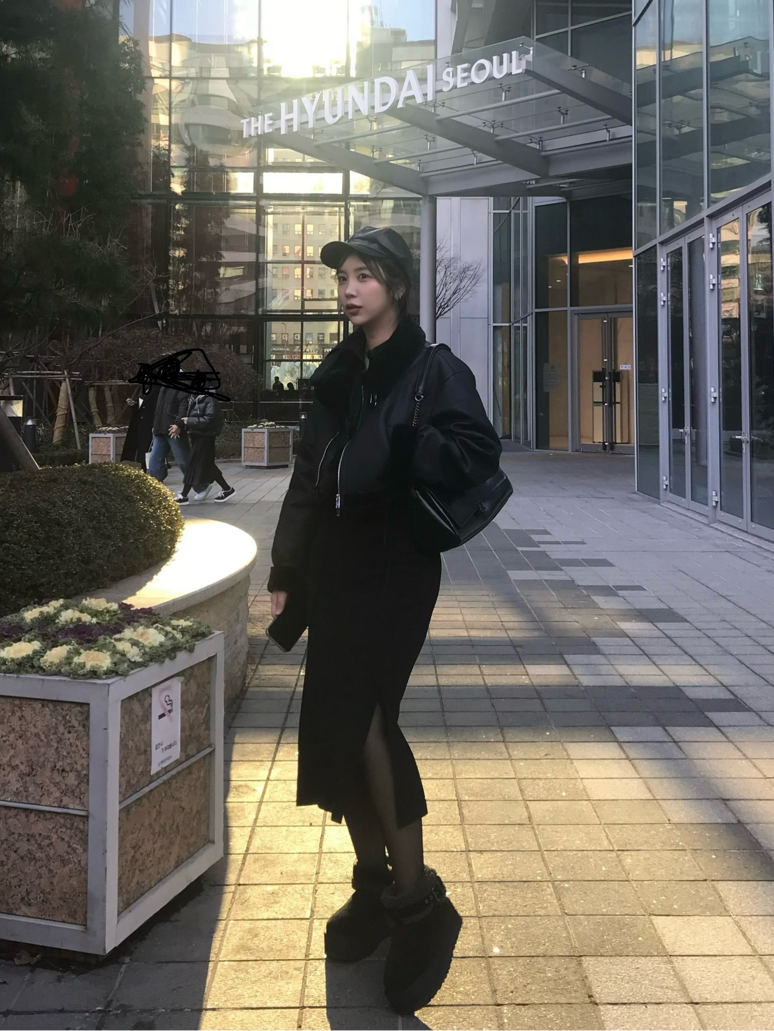 (W) UGG Ultra Mini Belted Roller Black 착용 스타일 - 2
