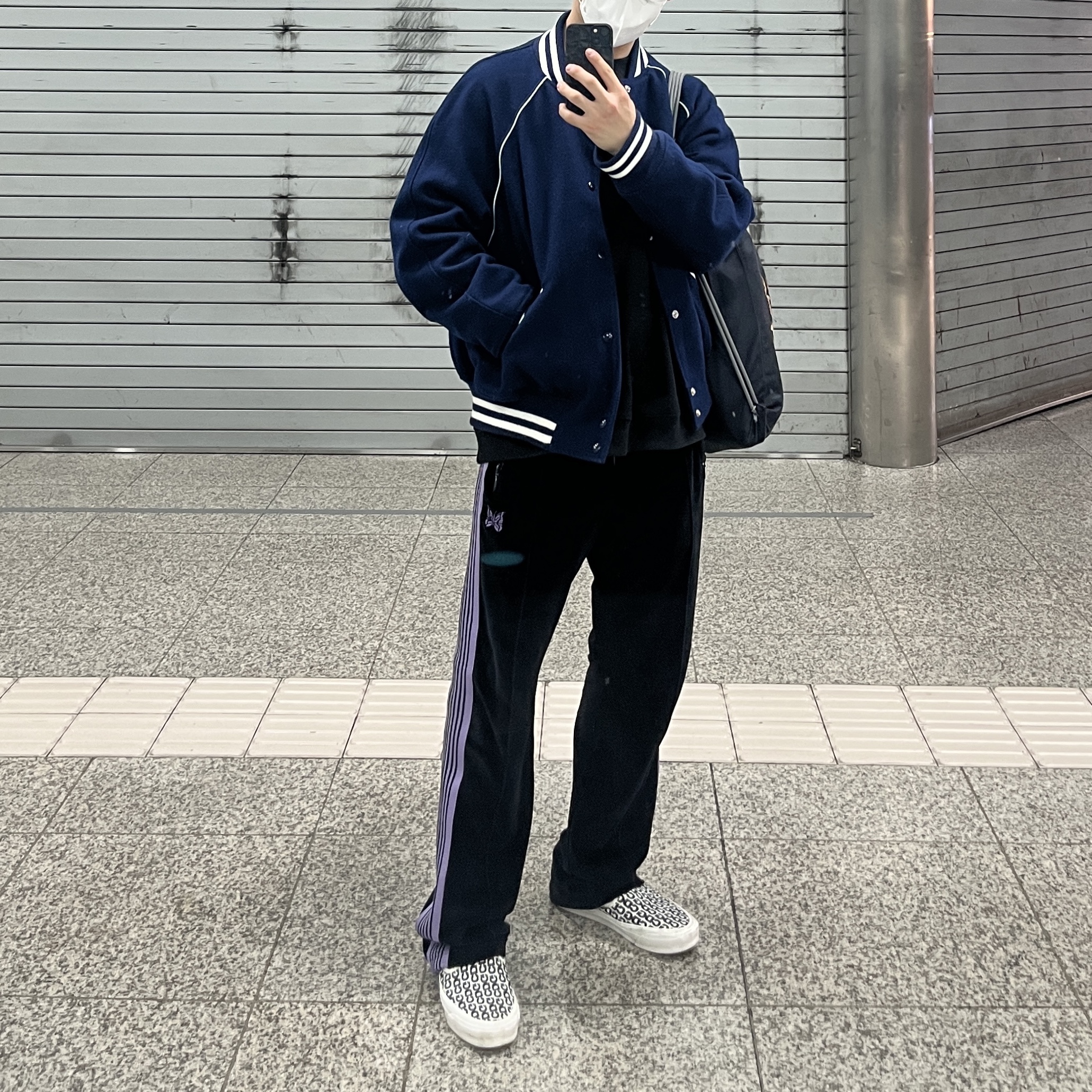 Vans Vault x CDG Slip-On LX White, Needles Narrow Track Pants Velour Black 착용 스타일 - 1