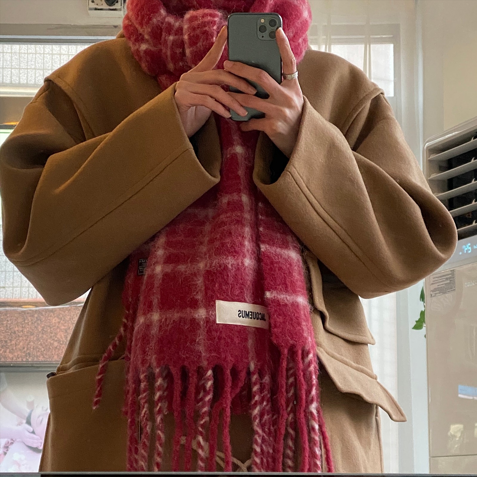 Jacquemus L’echarpe Carro Le Chouchou Jacquard Check Muffler Dark Red, Adidas x Wales Bonner Pony Tonal Samba Core Black Cream White 착용 스타일 - 1