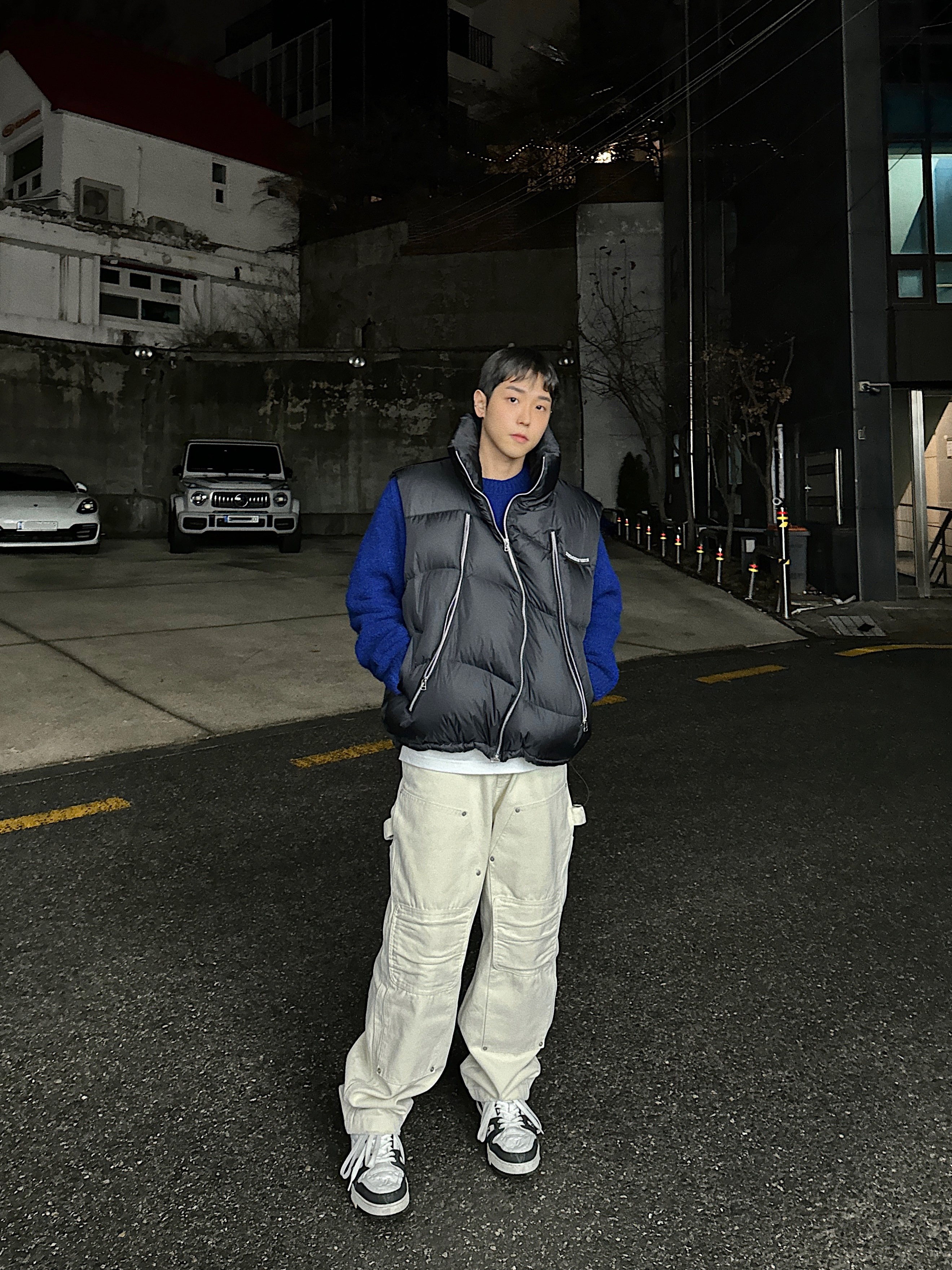 The Museum Visitor KREAM Curved Zipper Puffer Down Vest Glossy Black - 23FW, Louis Vuitton LV Trainer Sneakers Monogram Denim White Black 착용 스타일 - 3