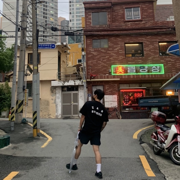 IAB Studio 10th Anniversary T-Shirt Black, Nike x Sacai VaporWaffle Black and Gum 착용 스타일