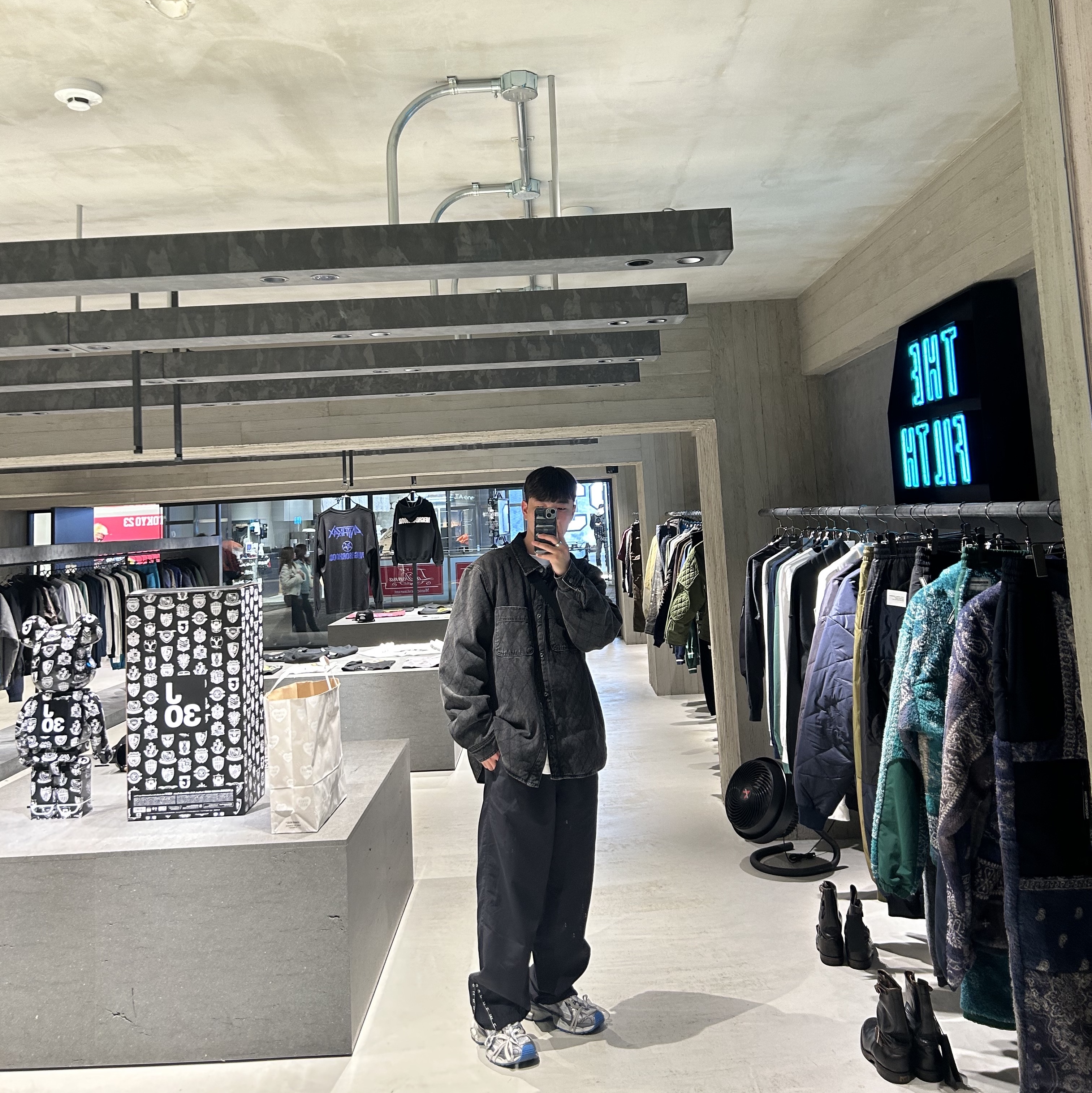 Balenciaga 3XL Sneakers Grey White Blue, Supreme Warm Up Pants Black - 23FW 착용 스타일