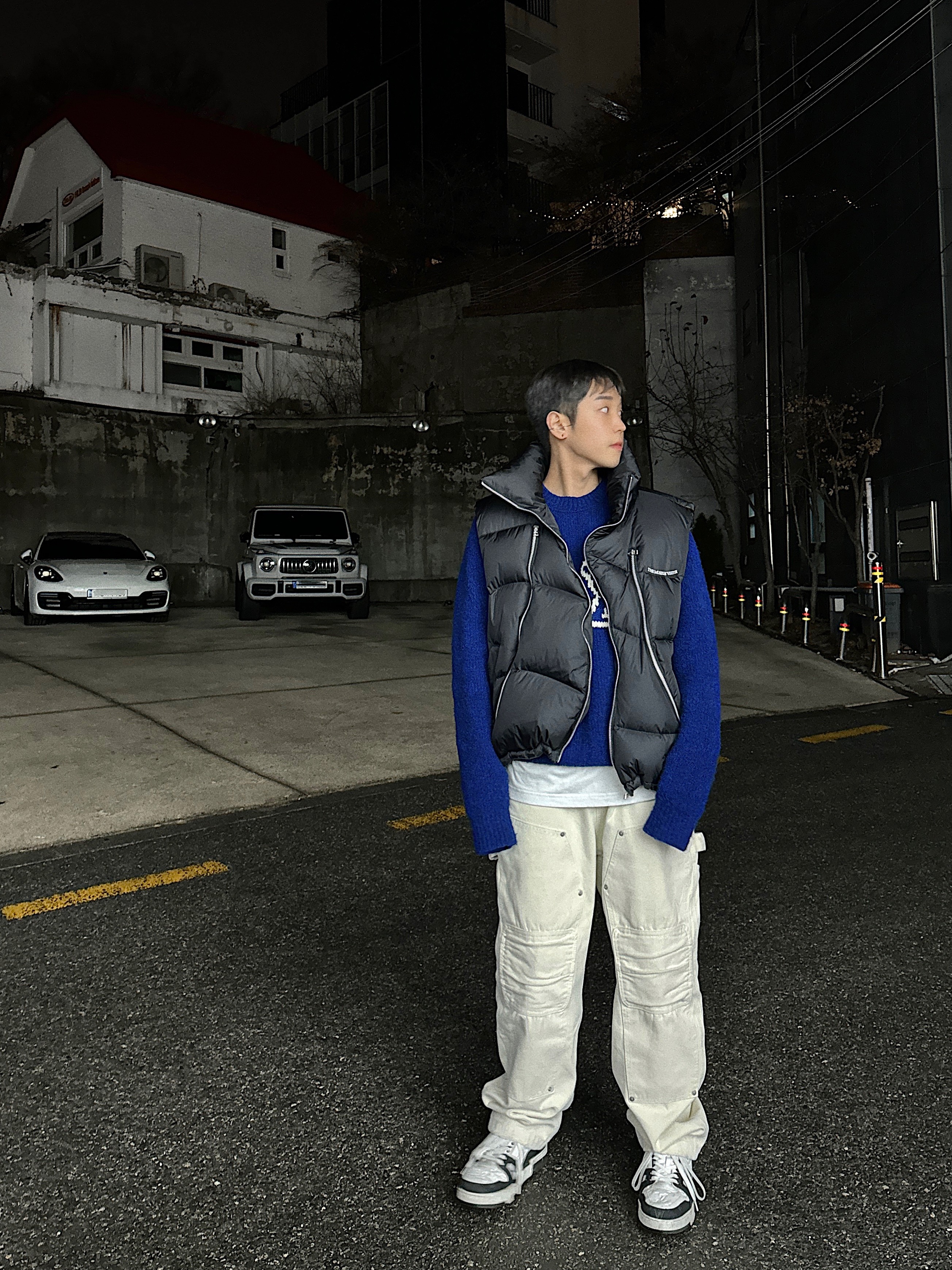 The Museum Visitor KREAM Curved Zipper Puffer Down Vest Glossy Black - 23FW, Louis Vuitton LV Trainer Sneakers Monogram Denim White Black 착용 스타일 - 1