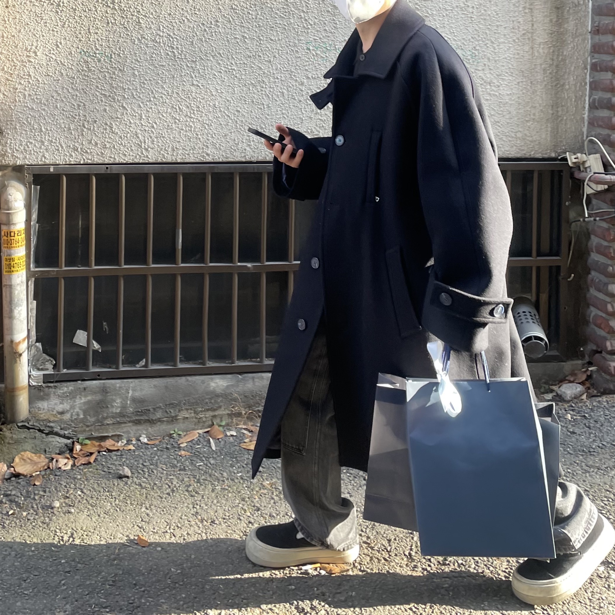 Undermycar Legion.02 Balmacaan Oversized Wool Coat Black 착용 스타일 - 1