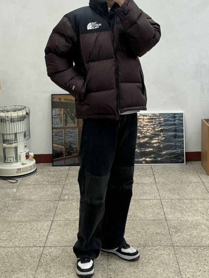 The North Face 1996 Retro Nuptse Jacket Coal Brown TNF Black 착용 스타일 - 2