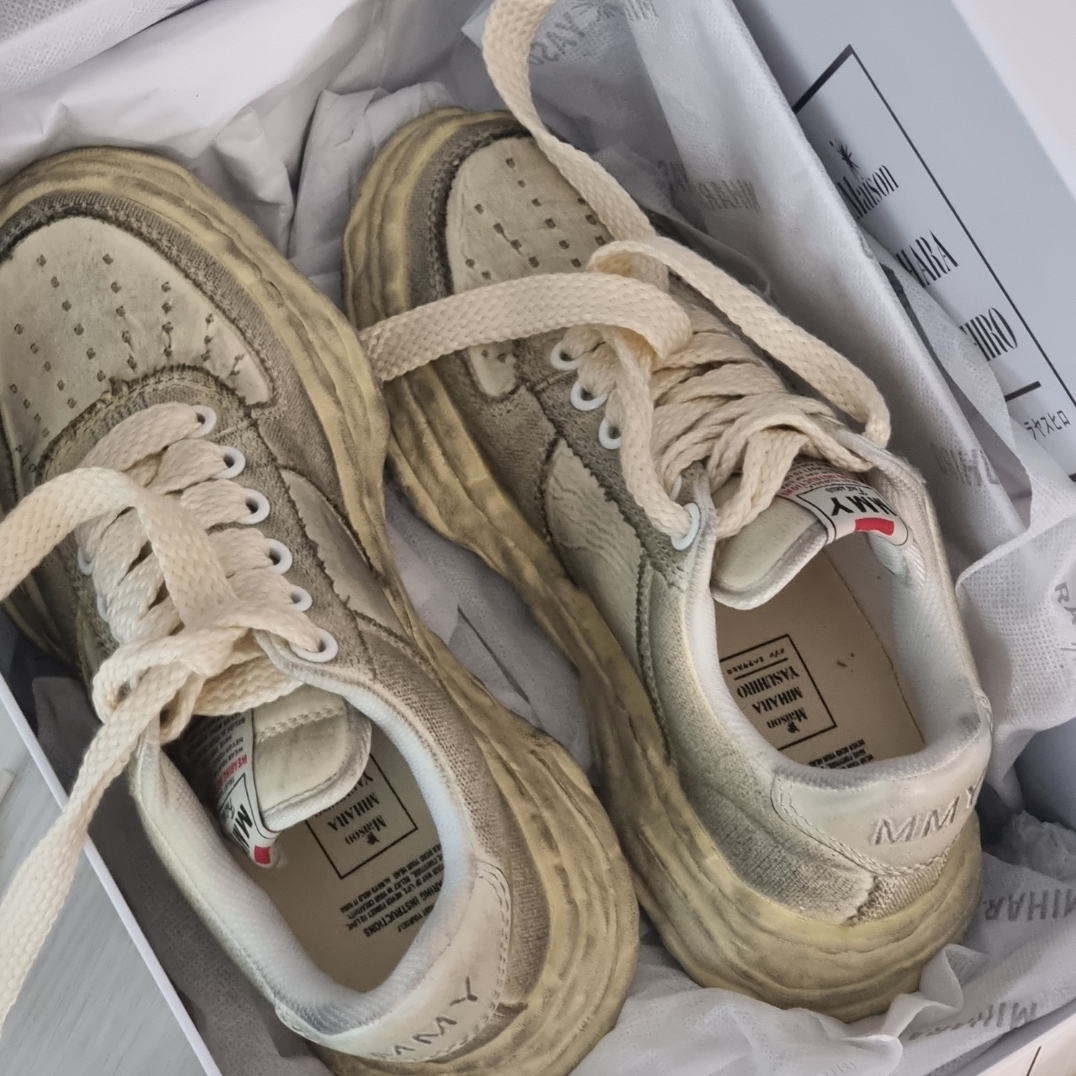 Maison Mihara Yasuhiro Wayne OG Sole Distressed Canvas Low-top Sneaker White 착용 스타일 - 2