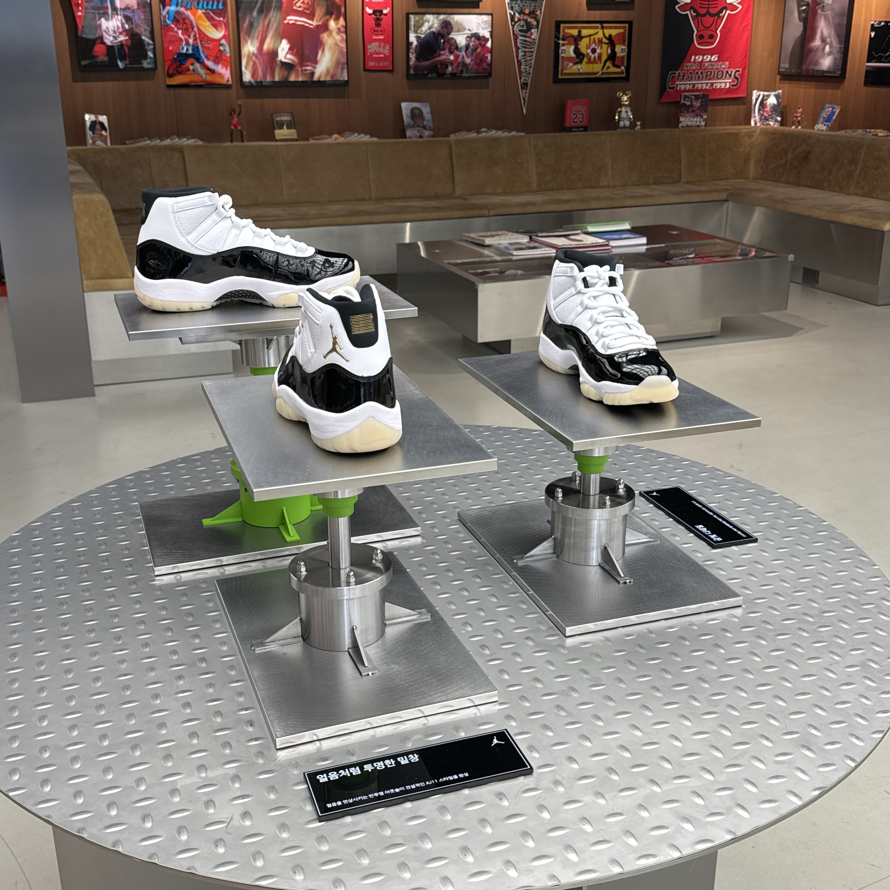 Jordan 1 Retro Low OG Black Toe, Nike Swoosh Knit Glove 2.0 Black 착용 스타일 - 3