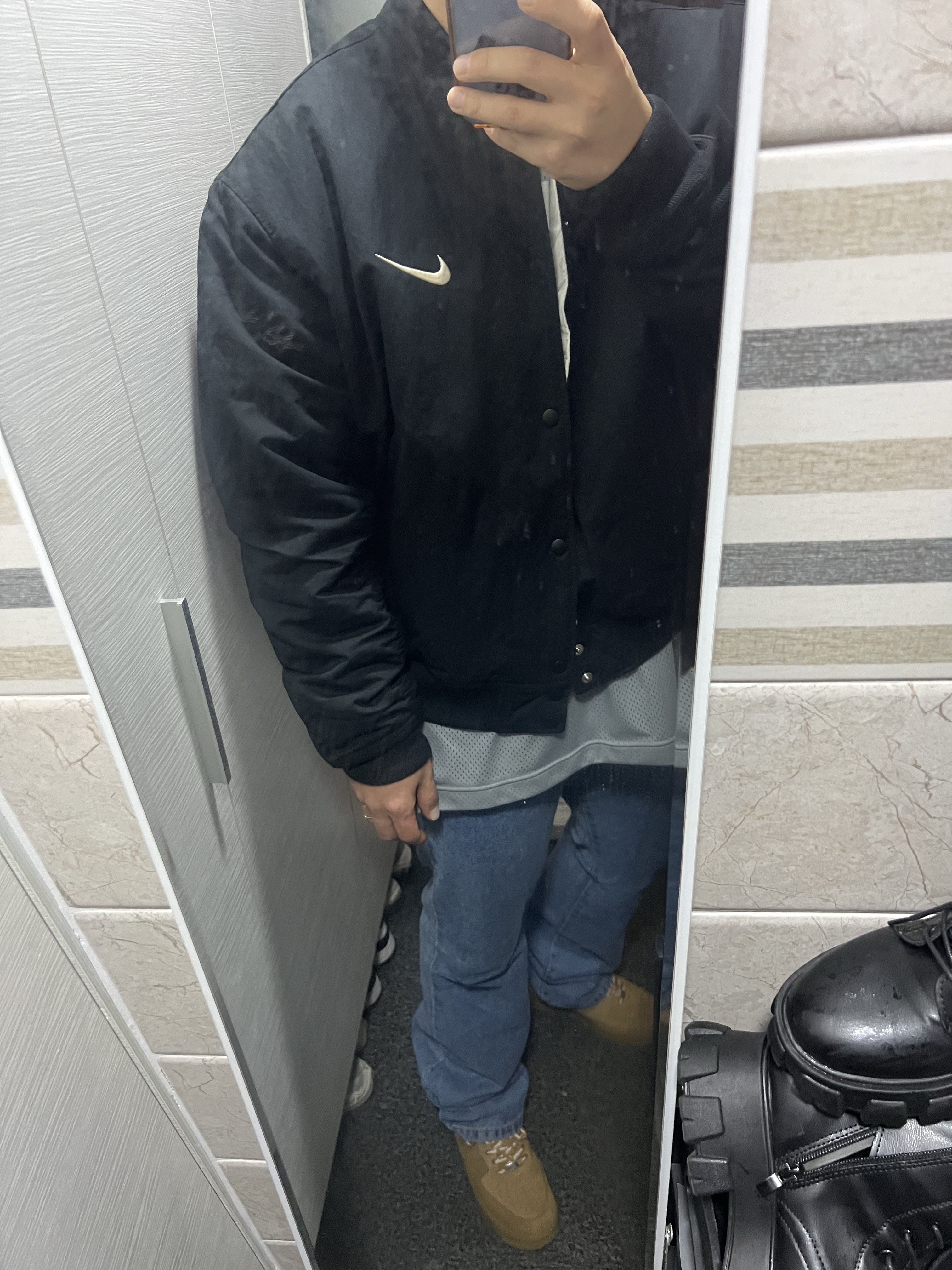 Nike x Supreme Air Force 1 Low Flax, Nike x Stussy Reversible Jacket Black (FJ9153-010) 착용 스타일 - 2