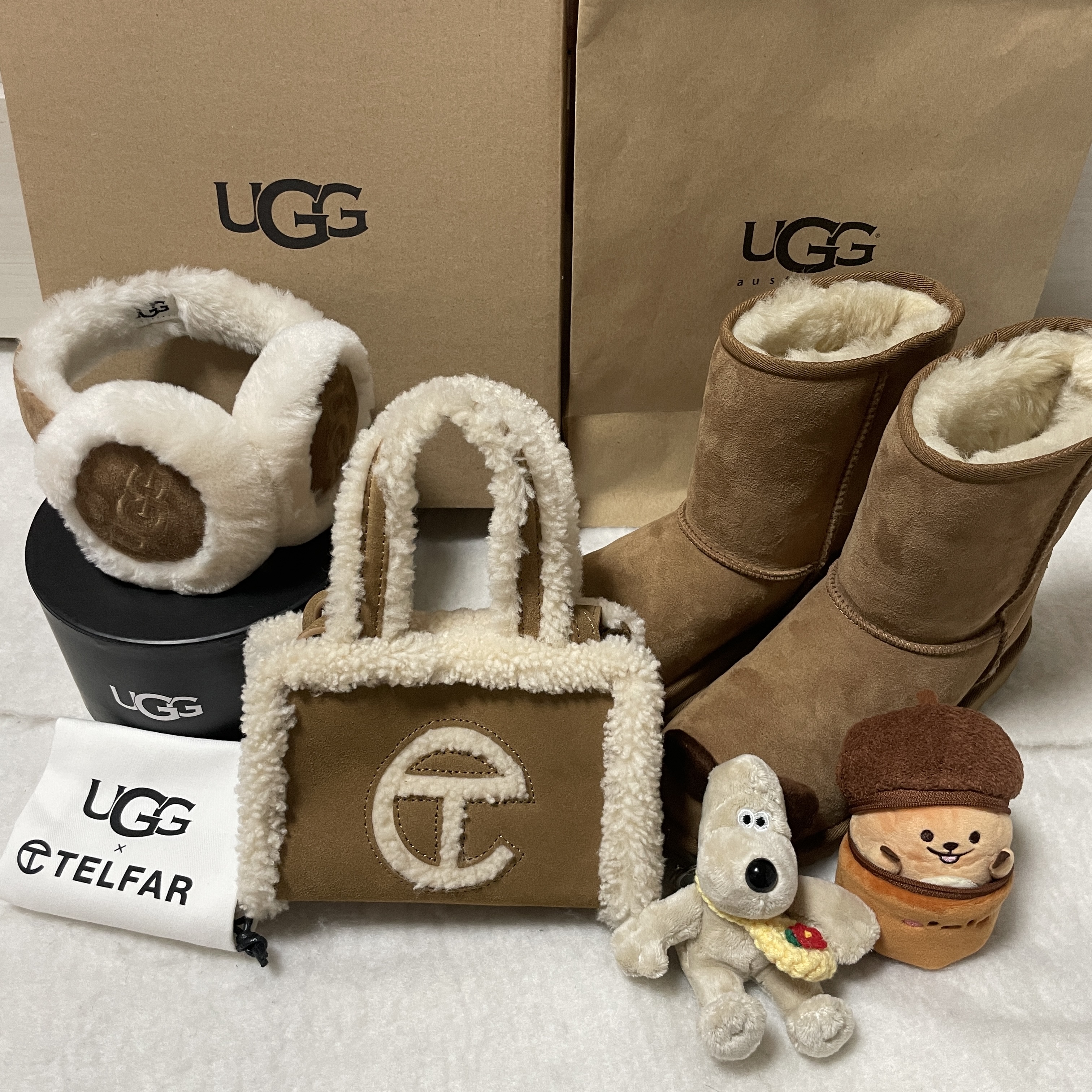 [KREAM 단독] UGG x Telfar Small Shopping Bag Chestnut, (W) UGG Embroidered Logo Earmuff Chestnut 착용 스타일