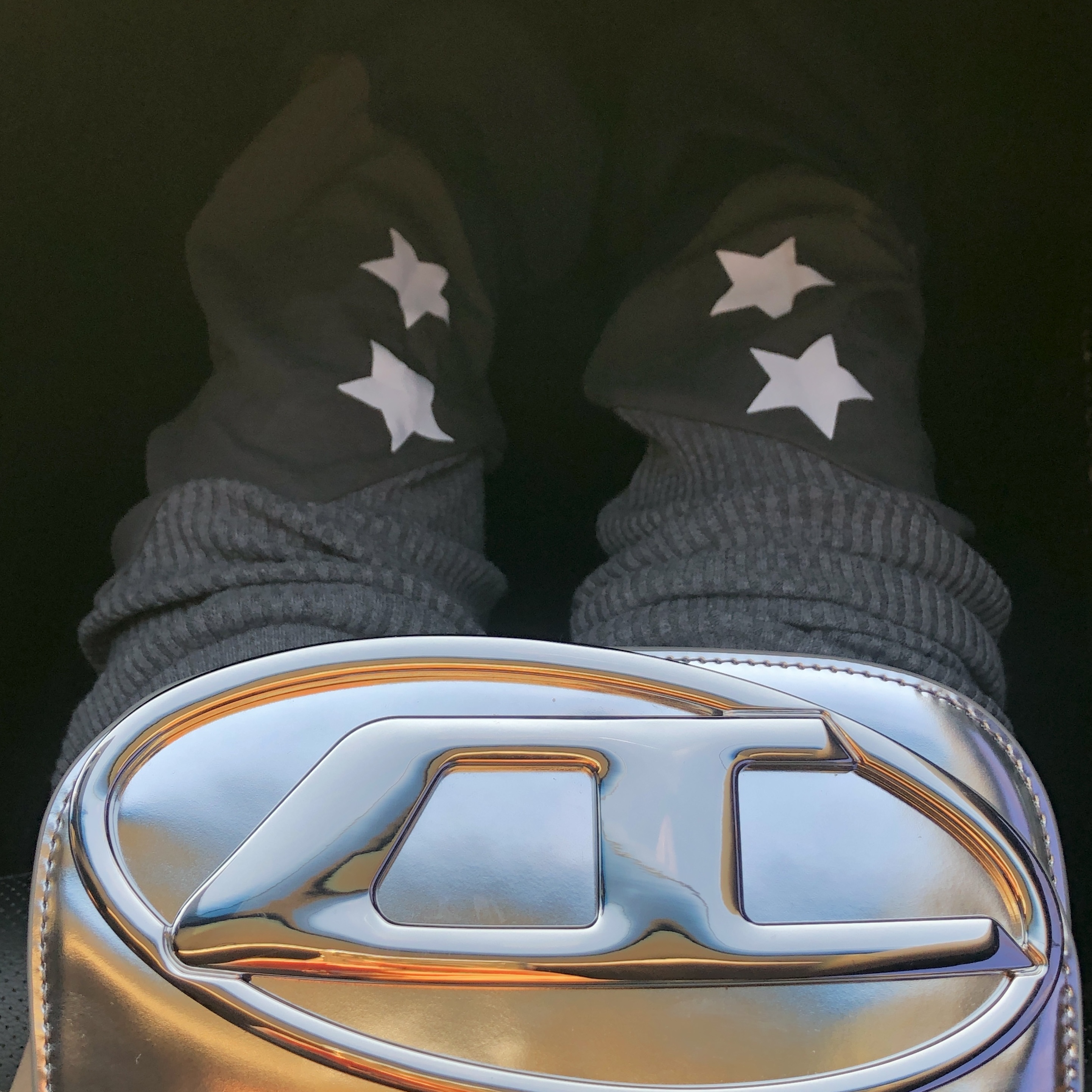 Diesel 1DR Shoulder Bag in Mirrored Leather Silver 착용 스타일 - 3