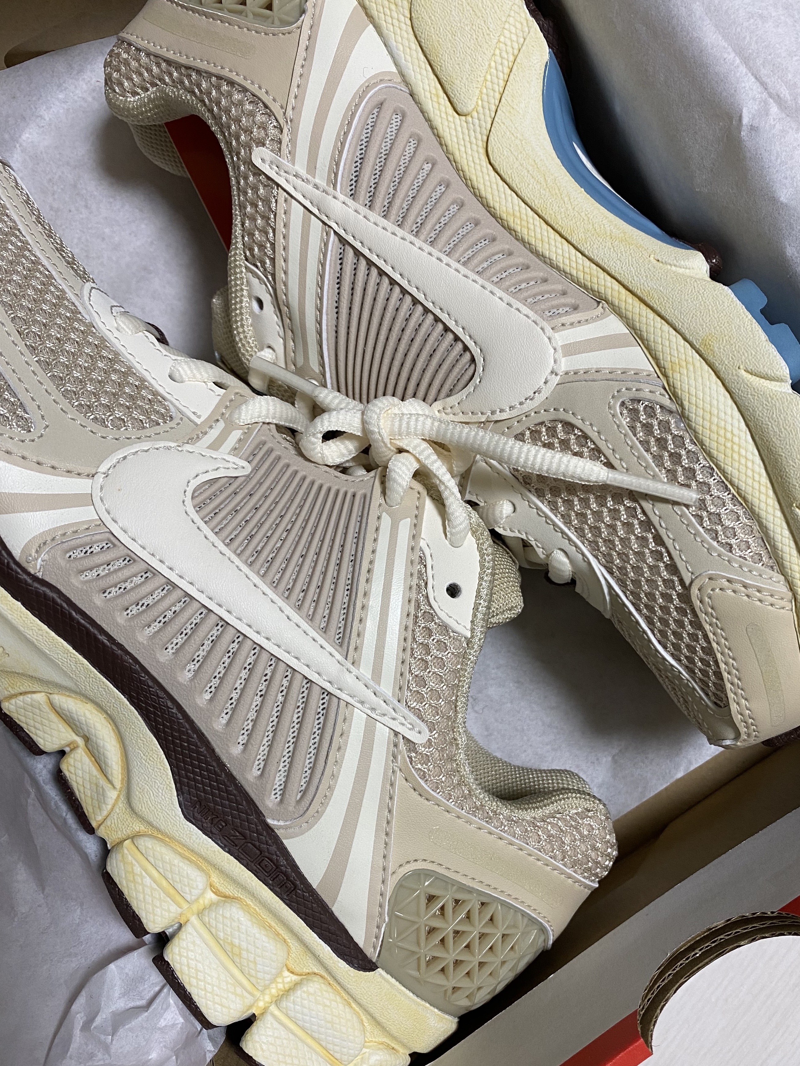 (W) Nike Zoom Vomero 5 Oatmeal 착용 스타일 - 1
