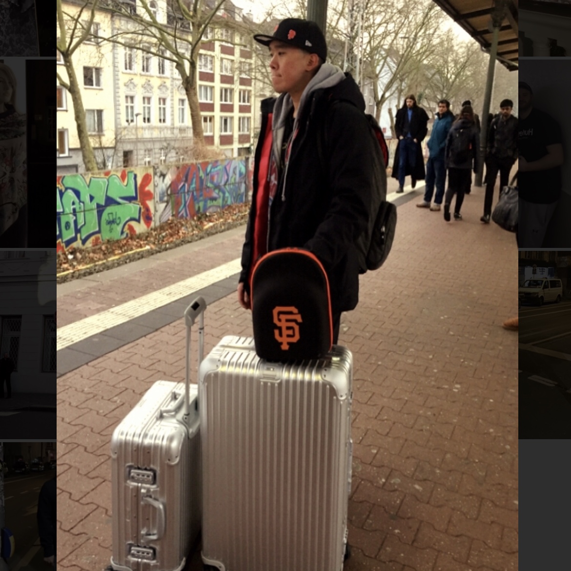 Rimowa Hybrid Check-In L All White Aluminium-Magnesium Polycarbonate White Gloss 착용 스타일