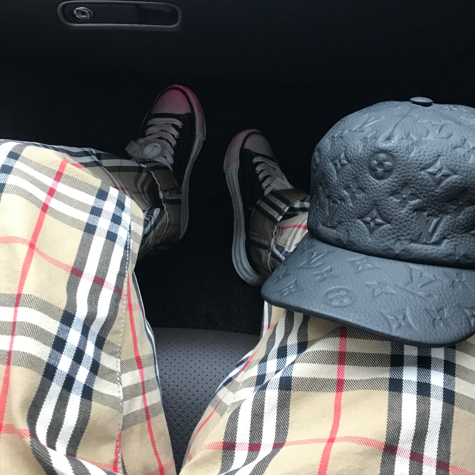 Supreme x Burberry Regular Jean Beige - 22SS, Maison Mihara Yasuhiro Peterson OG Sole Canvas Low Sneakers Black 착용 스타일 - 2
