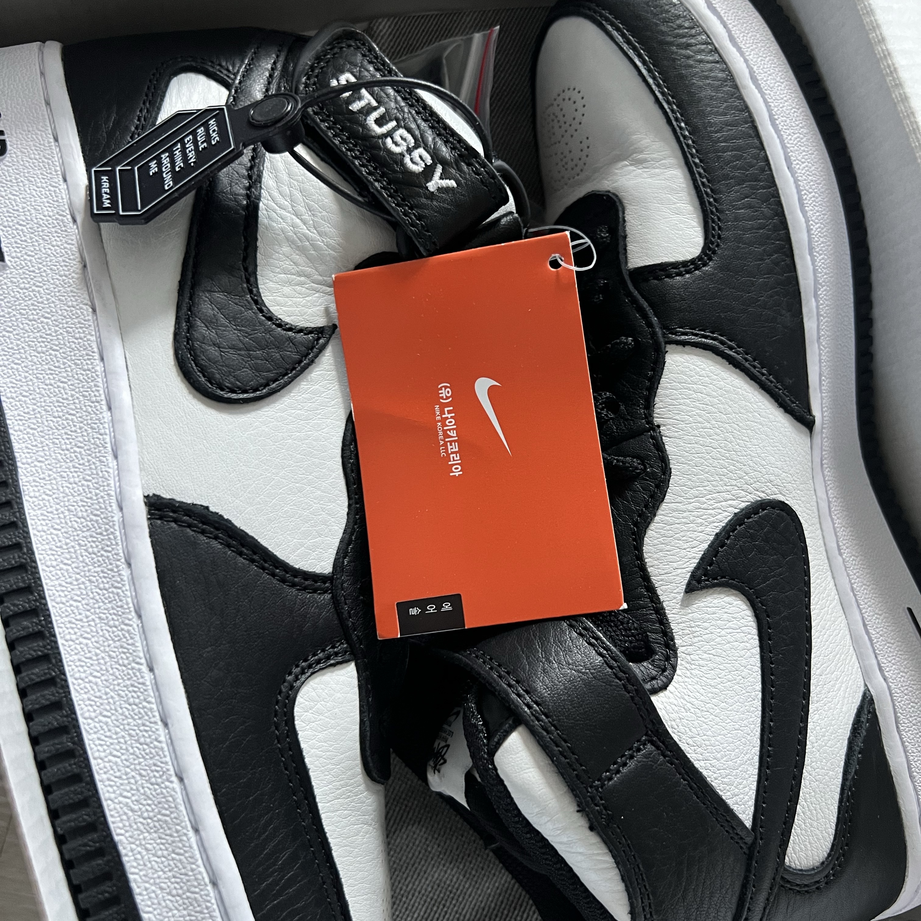 Nike x Stussy Air Force 1 '07 Mid SP Black and Light Bone 착용 스타일