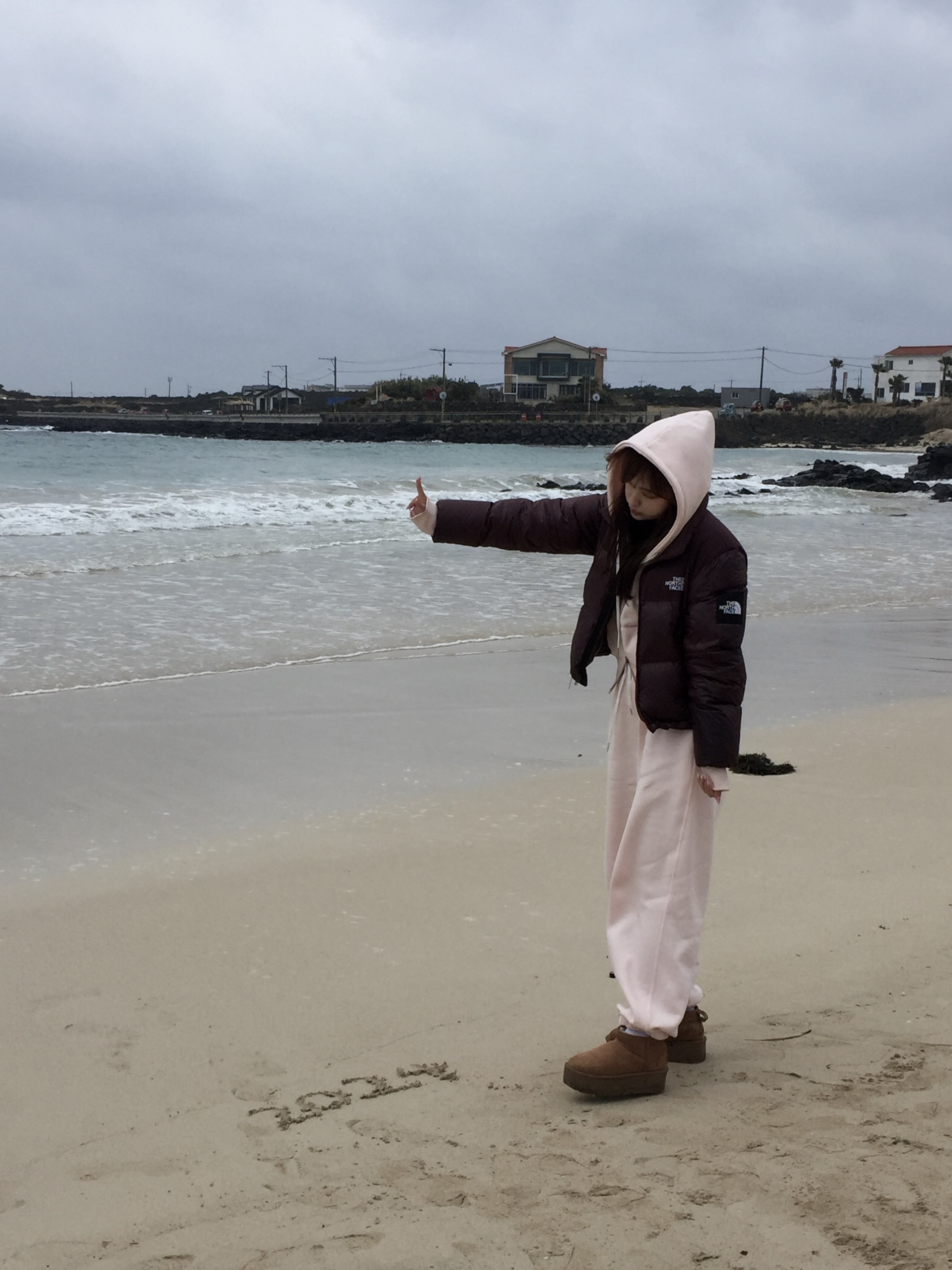 (W) The North Face White Label Novelty Nuptse Down Jacket Cocoa Brown 착용 스타일 - 4