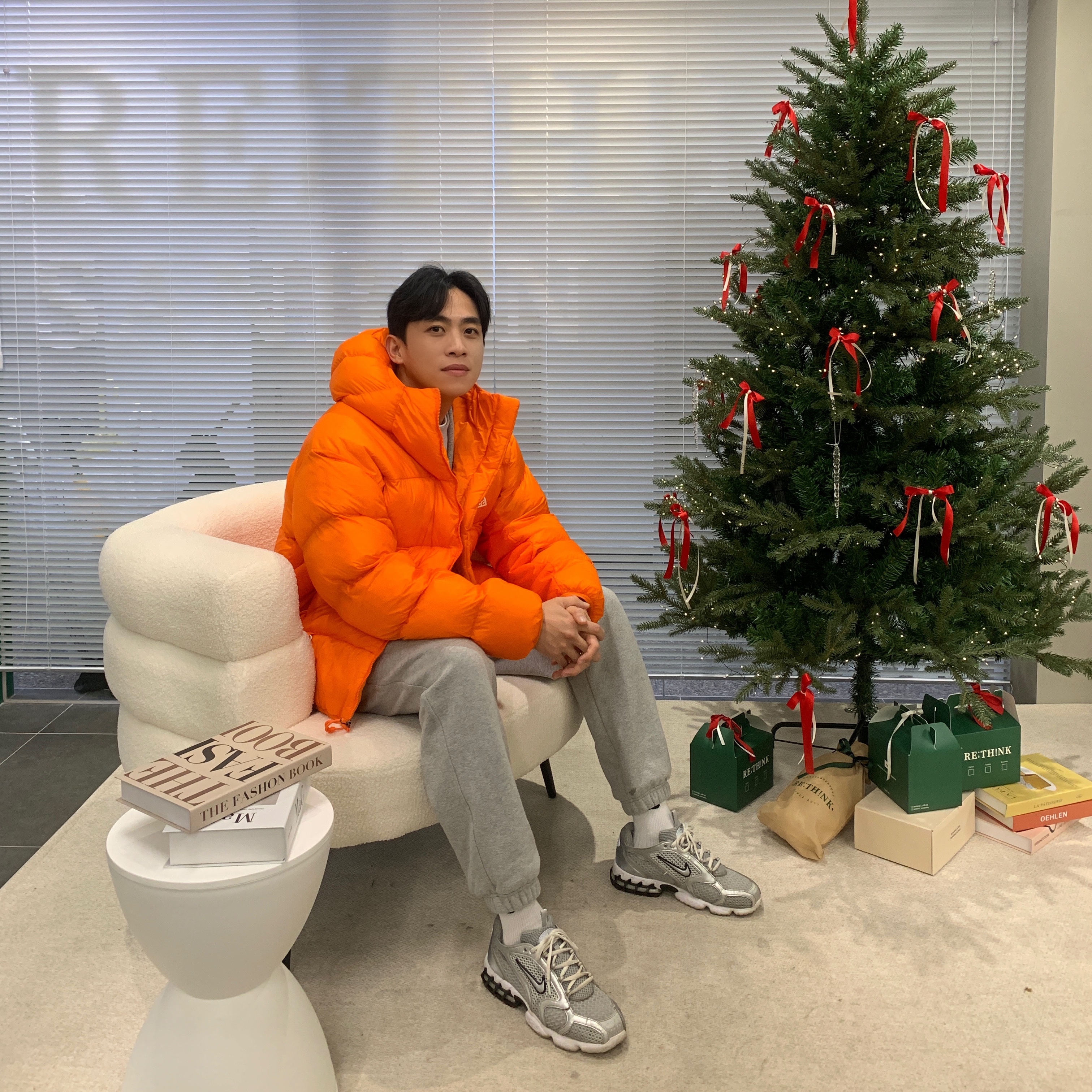 나이키 ACG 써마핏 ADV 루나 레이크 퍼퍼 자켓 세이프티 오렌지 - 아시아, 나이키 에어 줌 스피리돈 케이지 2 메탈릭 실버 착용 스타일 - 2