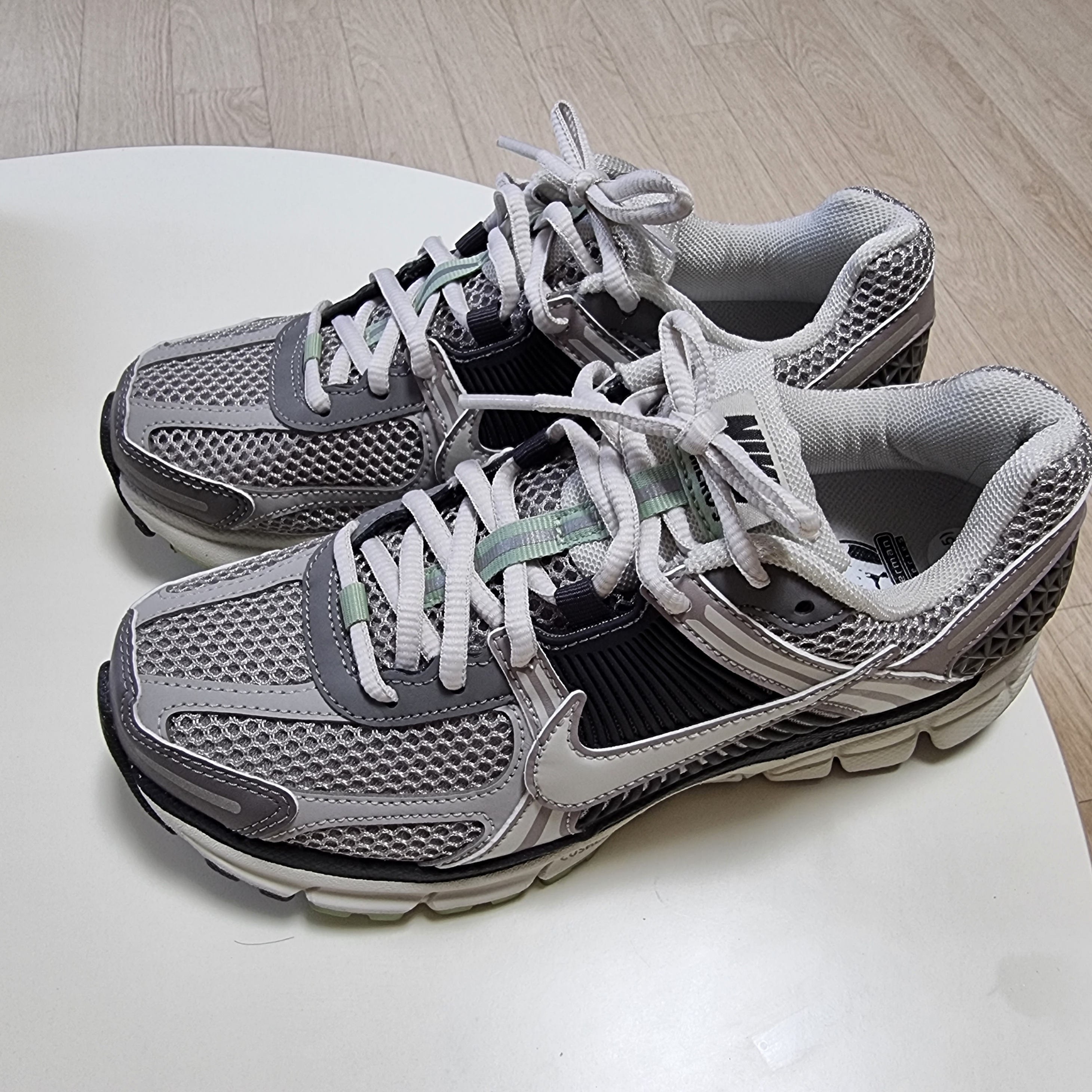 (W) Nike Zoom Vomero 5 Cobblestone and Flat Pewter 착용 스타일